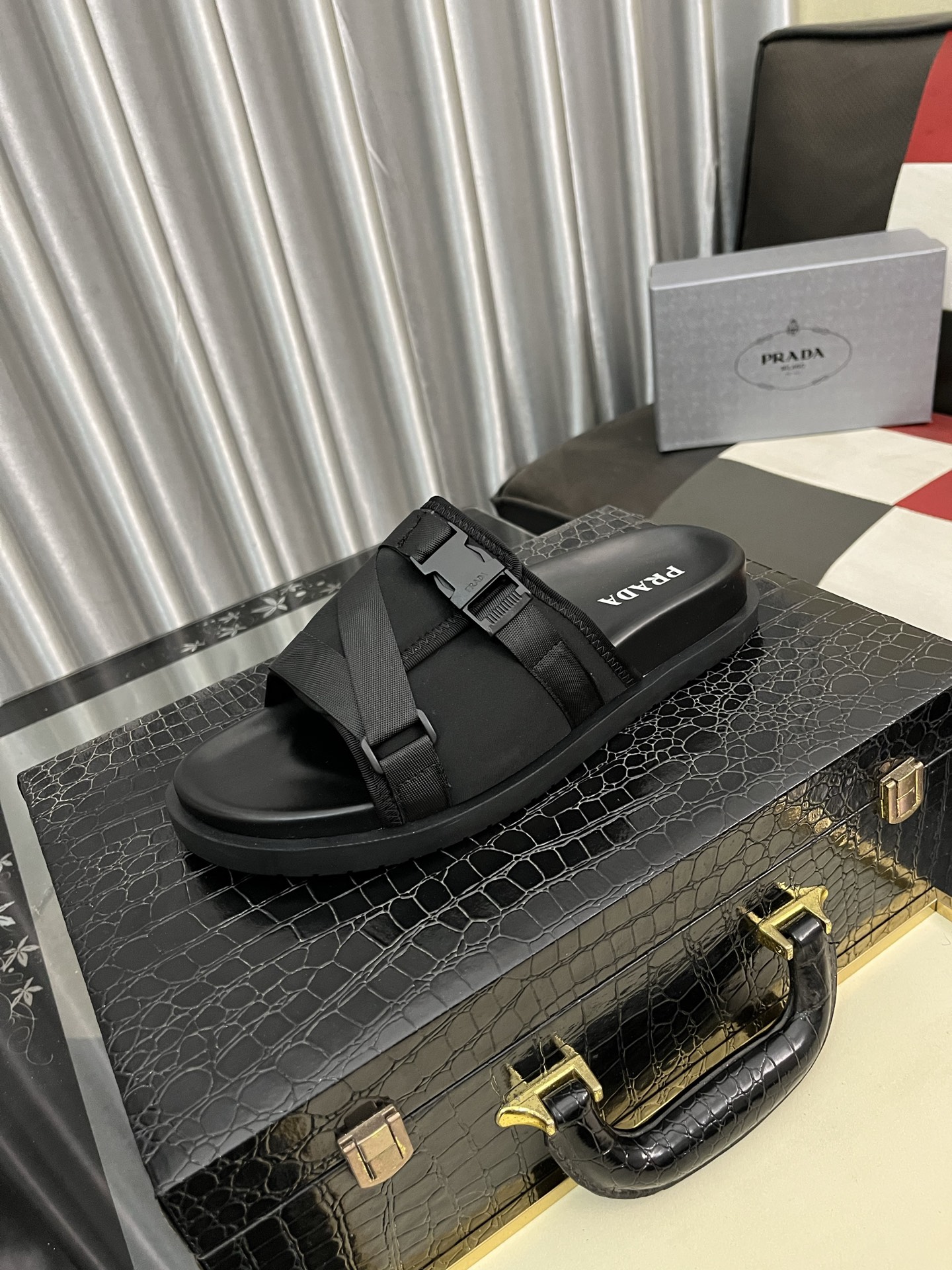 NO:279439,(PRADR-Prada) Luxury brand casual slippers, imported original sheepskin, sheep pattern inner high-end comfortable, original outsole light and wear-resistant!  Pure handmade, details determine quality!  38-44 2 colors available, prada, prada, slippers, sheepskin19860909（PRADR-普拉达）奢牌休闲拖鞋,进口原版羊皮,羊纹内里 高档舒适,原版大底轻盈耐磨！纯手工制作,细节决定品质！38-44 2色可选,,prada,prada,slippers,sheepskin,Men's shoes