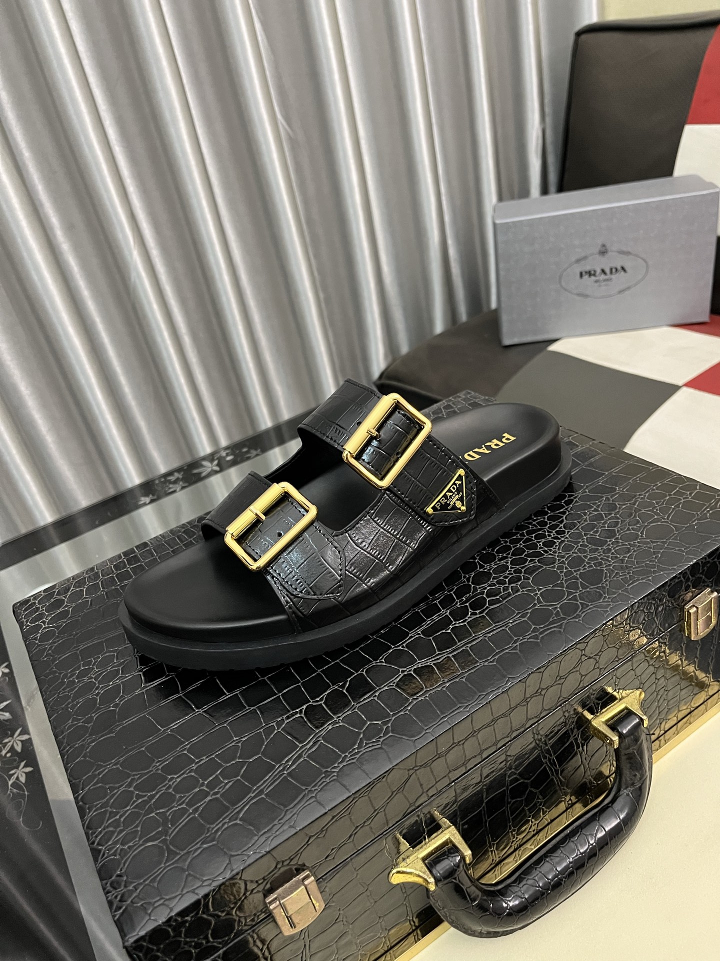 NO:279444,(PRADR-Prada) Luxury brand casual slippers, imported original sheepskin, sheep pattern inner high-end comfortable, original outsole light and wear-resistant!  Pure handmade, details determine quality!  38-44 4 colors available, prada, prada, slippers, sheepskin19860909（PRADR-普拉达）奢牌休闲拖鞋,进口原版羊皮,羊纹内里 高档舒适,原版大底轻盈耐磨！纯手工制作,细节决定品质！38-44 4色可选,,prada,prada,slippers,sheepskin,Men's shoes