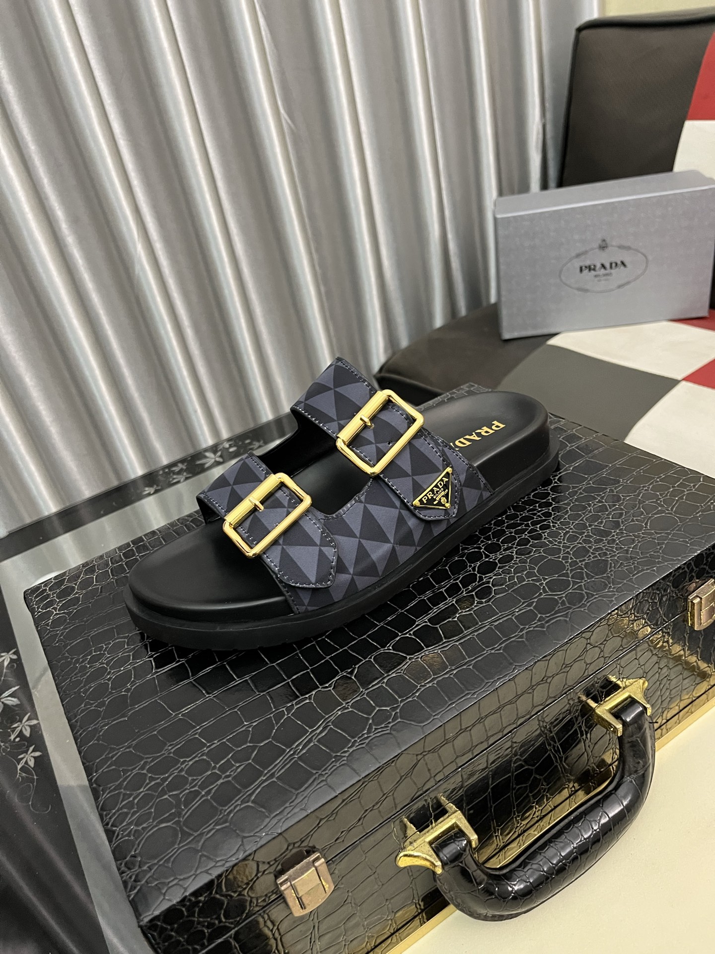 NO:279449,(PRADR-Prada) Luxury brand casual slippers, imported original sheepskin, sheep pattern inner high-end comfortable, original outsole light and wear-resistant!  Pure handmade, details determine quality!  38-44 2 colors available, prada, prada, slippers, sheepskin19860909（PRADR-普拉达）奢牌休闲拖鞋,进口原版羊皮,羊纹内里 高档舒适,原版大底轻盈耐磨！纯手工制作,细节决定品质！38-44 2色可选,,prada,prada,slippers,sheepskin,Men's shoes