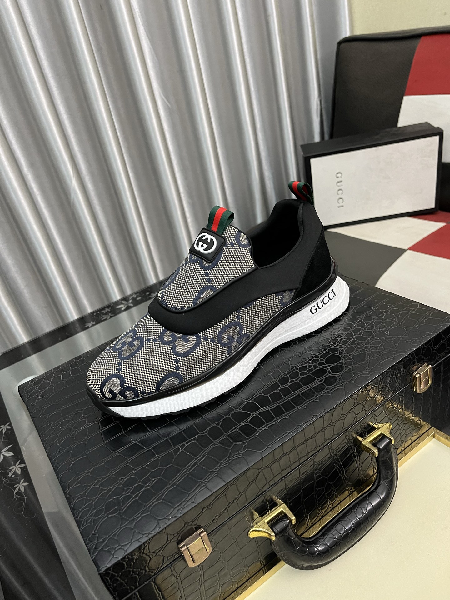 NO:279617,[Guqi] The most trendy, original upper, casual shoes make walking more convenient and comfortable, sports men's casual shoes, the perfect 11 replicas [color] are all original, creating a fashionable personality to set off your uniqueness!  A must-have for trendy men. The number of 38-443 colors is available.19860909【古奇】 最潮款、原版鞋面,休闲鞋鞋让行走更加便捷舒适、运动男鞋休闲款,与官方质量相比完美的11复刻[色]均采用原版.打造时尚个性衬托你的与众不同！潮男必备.码数38-443色可选,,Men's shoes