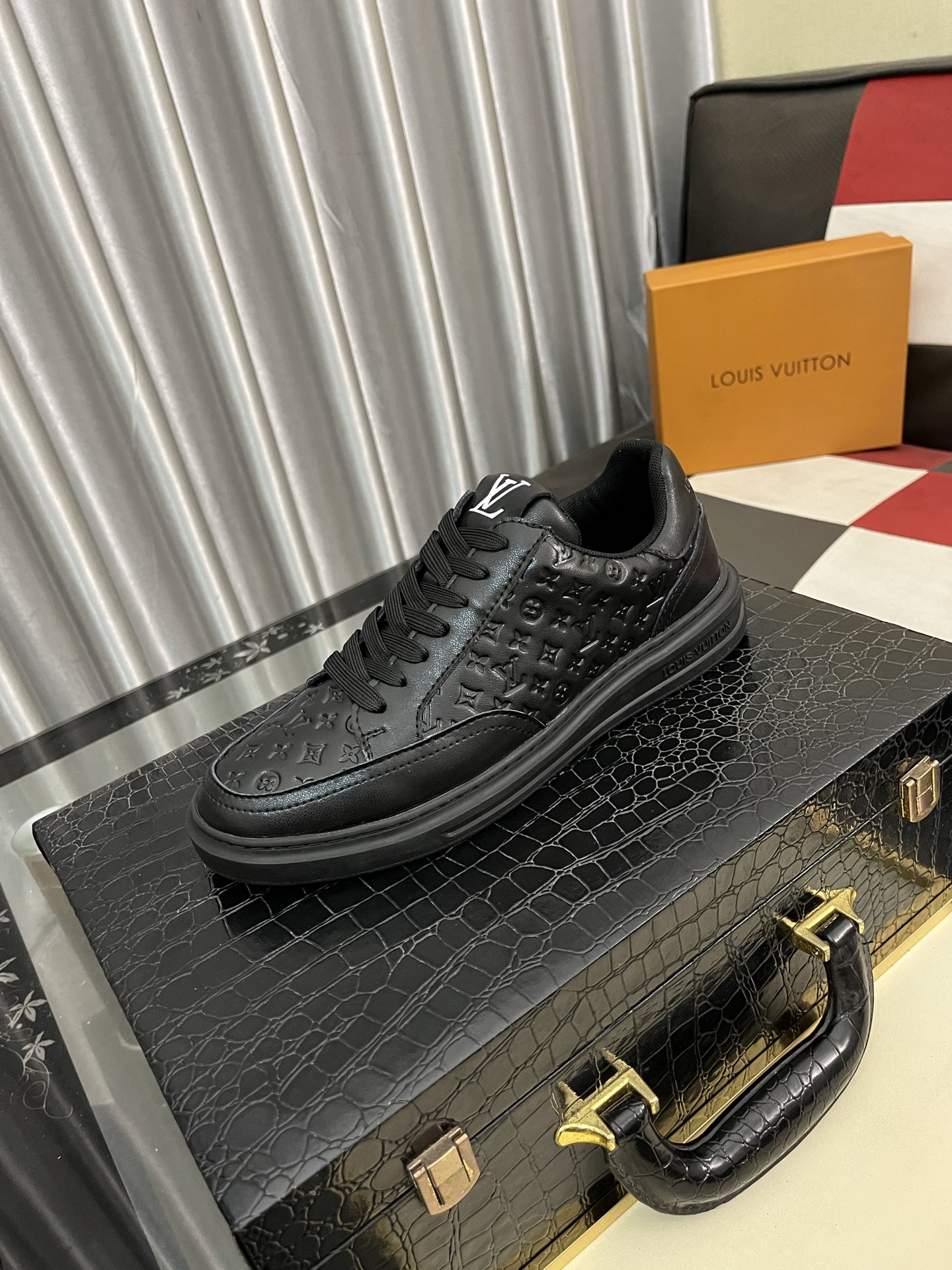 NO:279632,[LV Louis Vuitton] The latest boutique men's sports and casual shoes, European and American trends perfectly combine noble quality with fashionable texture, the upper adopts imported cowhide punching design and sheepskin footbeds, creating a fashionable personality to set off your uniqueness!  Classic style, cool and stylish trendy man image number 38-444 colors available, louis vuitton, louis vuitton, cowhide, sheepskin19860909【LV路易威登】最新精品男士运动休闲鞋 ,欧美潮流将尊贵品质与时尚质感完美融合鞋面采用进口牛皮冲孔设计,羊皮垫脚,整体打造时尚个性衬托你的与众不同！经典款,酷帅有型的潮男形象码数 38-444色可选,,louis vuitton,louis vuitton,cowhide,sheepskin,Men's shoes