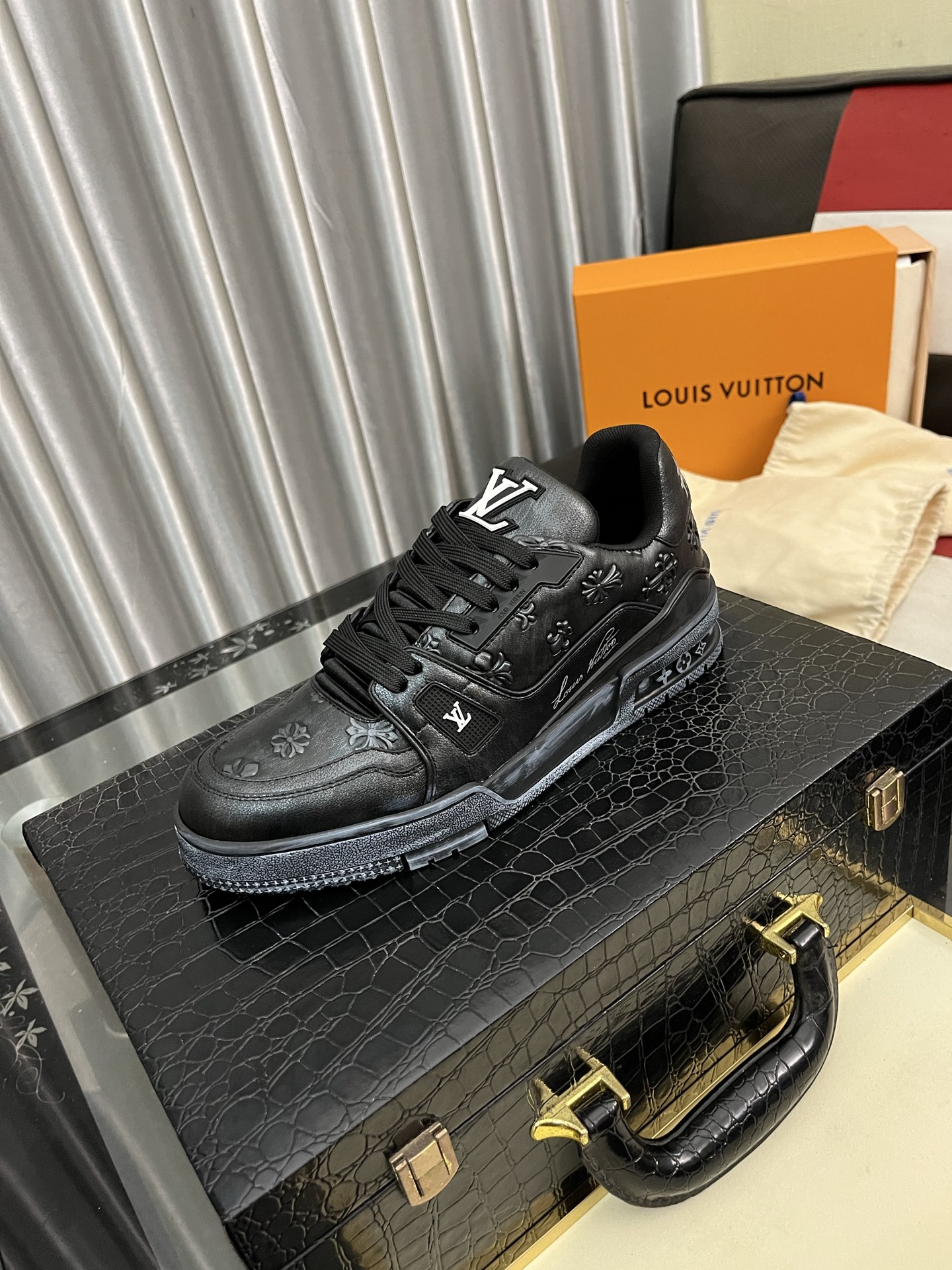 NO:280640,LV top version new style Purchase quality LV~ Louis Vuitton Lv TRAINER's best-looking sneakers, donkey brand promotes new products, and the official website's limited-edition retro basketball sneakers!  High and low gangs all spent a lot of money to buy the original version with accurate reproduction of 1:1, the details are invincible, sincere, imported customized original cowhide, the original version is consistent with the package method, the details are 100% restored, the private model customized original integrated TPU bottom, which is different from other companies, and without the original version, you cannot achieve this effect!   Men and women 35-40 39-45 (46 customized non-return and exchange), louis vuitton,louis vuitton,louis vuitton,sneakers,cowhide19860909LV顶级版本 新款 代购品质LV～路易威登Lv TRAINER最好看的运动鞋,驴牌力推新品,官网限定款复古篮球运动鞋！高帮低帮均花血本购入原版1:1精准复刻、细节很无敌、诚意满满、进口定制原版牛皮,原版一致套包做法,细节百分百还原、私模定制原版一体成型TPU大底、区别于别家、没有原版是开不出这效果的！  男女款35-40 39-45（46定做不退换）,,louis vuitton,louis vuitton,louis vuitton,sneakers,cowhide,Men's shoes