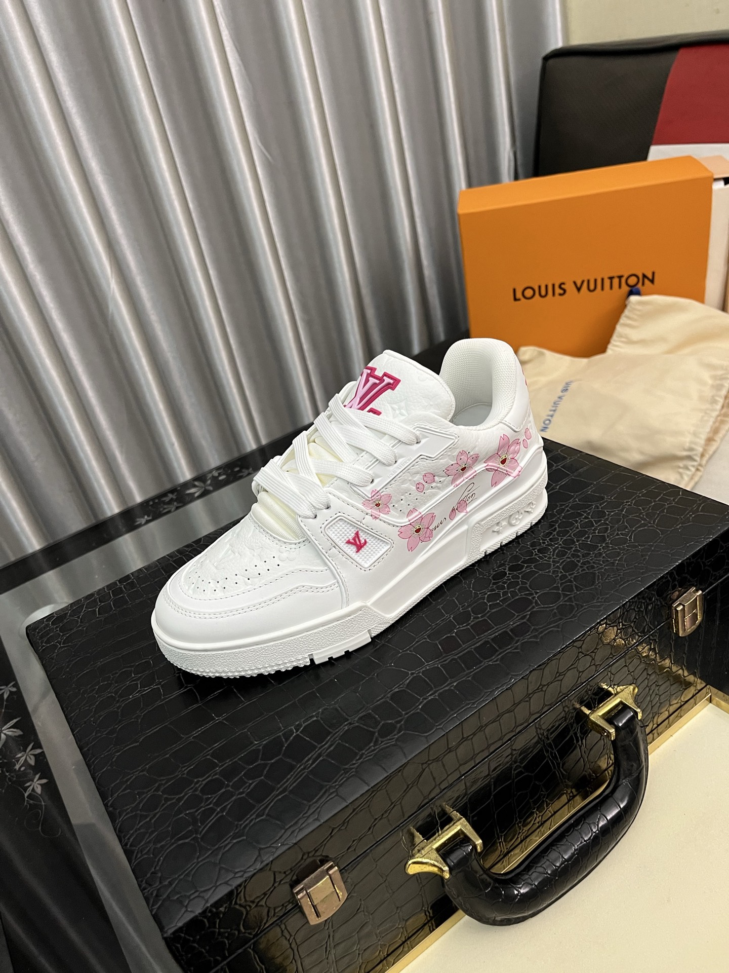 NO:280643,LV top version new style Purchase quality LV~ Louis Vuitton Lv TRAINER's best-looking sneakers, donkey brand promotes new products, and the official website's limited-edition retro basketball sneakers!  High and low gangs all spent a lot of money to buy the original version with accurate reproduction of 1:1, the details are invincible, sincere, imported customized original cowhide, the original version is consistent with the package method, the details are 100% restored, private model customized original integrated TPU bottom, different from other companies, without the original version, this effect cannot be achieved!  Women's 35-42 men's model waiting to be developed, louis vuitton, louis vuitton, louis vuitton, sneakers, cowhide19860909LV顶级版本 新款 代购品质LV～路易威登Lv TRAINER最好看的运动鞋,驴牌力推新品,官网限定款复古篮球运动鞋！高帮低帮均花血本购入原版1:1精准复刻、细节很无敌、诚意满满、进口定制原版牛皮,原版一致套包做法,细节百分百还原、私模定制原版一体成型TPU大底、区别于别家、没有原版是开不出这效果的！ 女款35-42男款等待开发,,louis vuitton,louis vuitton,louis vuitton,sneakers,cowhide,Men's shoes