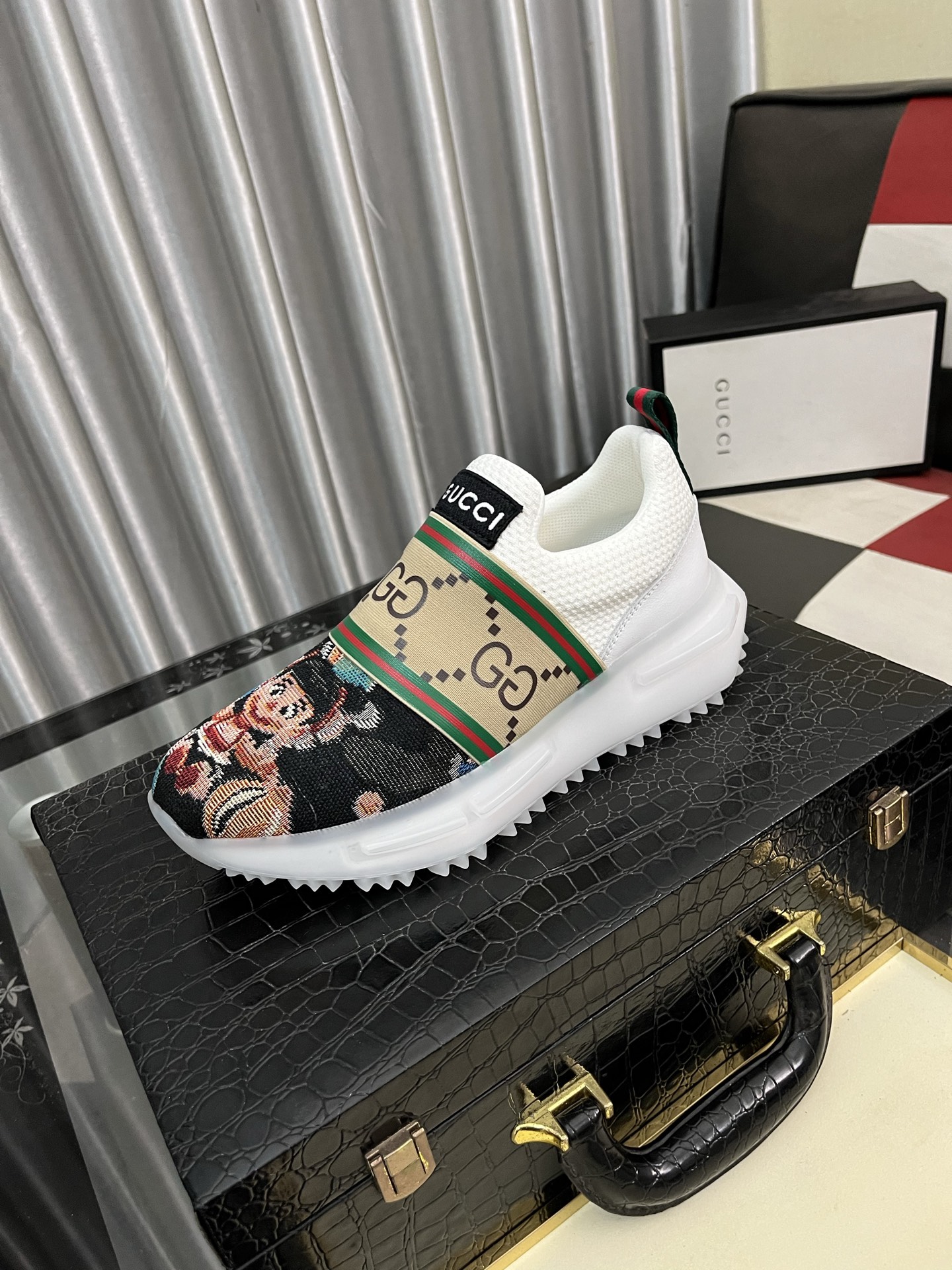 NO:280635,[Guqi] The most trendy, original upper, casual shoes make walking more convenient and comfortable, sports men's casual shoes, the perfect 11 replicas [color] are all original, creating a fashionable personality to set off your uniqueness!  Number of codes 38-442 colors available,19860909【古奇】 最潮款、原版鞋面,休闲鞋鞋让行走更加便捷舒适、运动男鞋休闲款,与官方质量相比完美的11复刻[色]均采用原版.打造时尚个性衬托你的与众不同！码数38-442色可选,,Men's shoes