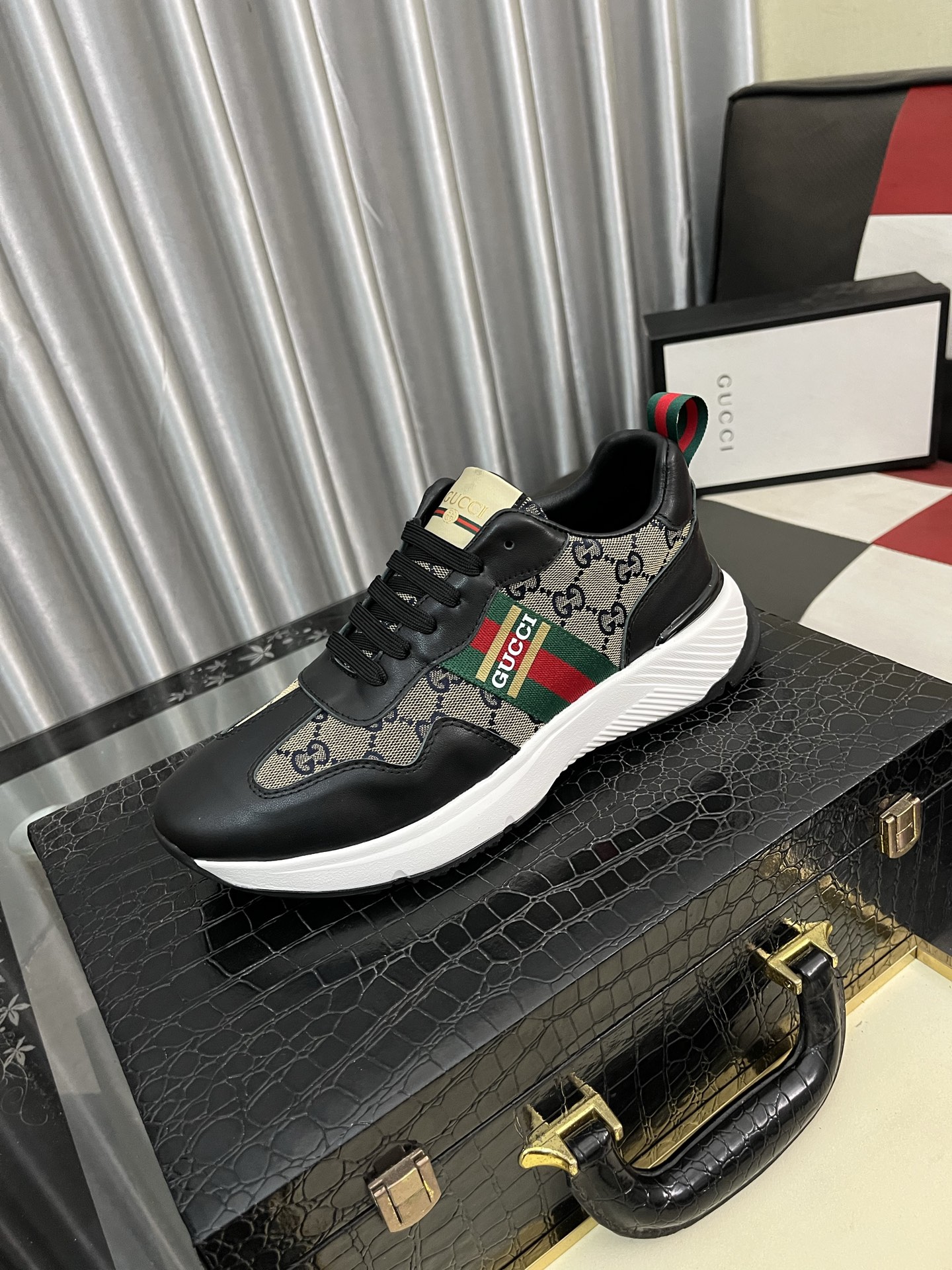 NO:280855,[Guqi] The most trendy, original upper, casual shoes make walking more convenient and comfortable, sports men's casual shoes, the perfect 11 replicas [color] are all original, creating a fashionable personality to set off your uniqueness!  Number of codes 38-444 colors available,19860909【古奇】 最潮款、原版鞋面,休闲鞋鞋让行走更加便捷舒适、运动男鞋休闲款,与官方质量相比完美的11复刻[色]均采用原版.打造时尚个性衬托你的与众不同！码数38-444色可选,,Men's shoes