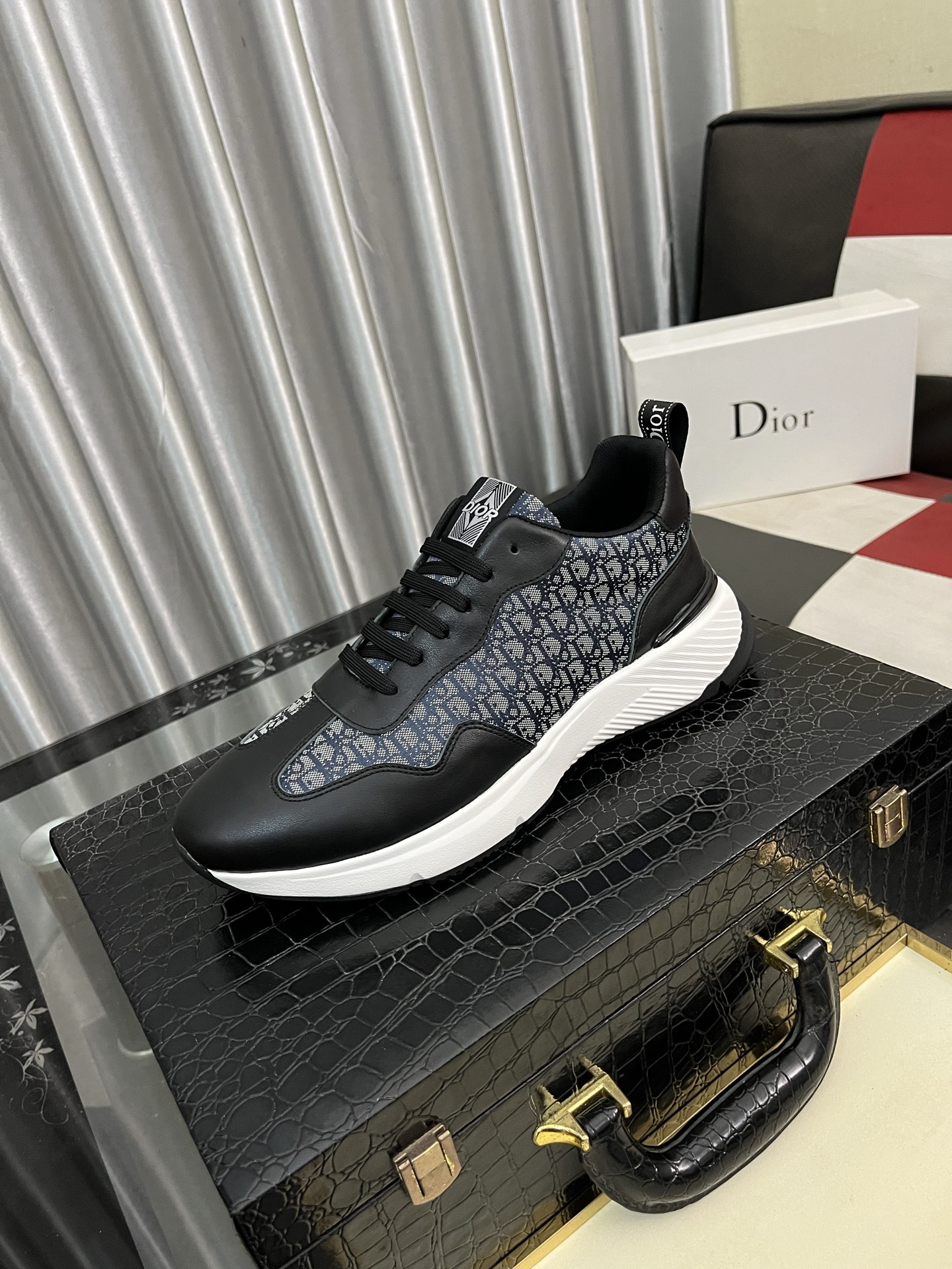 NO:280860,[Dior Dior] New casual shoes, must-have, fashionable shoes The latest popular upper adopts imported cowhide   special printed fabric splicing design, sheepskin foot pads, comfortable rubber sole, light and comfortable on the feet [Rose] The real thing is better, worth owning, size 38-443 colors available, dior, dior, cowhide, sheepskin19860909【迪奥Dior】 新款休闲鞋,必爆款 ,采用潮流时尚鞋 最新爆款鞋面采用进口牛皮 专用印花面料拼接设计 ,羊皮垫脚,舒服橡胶大底 上脚轻巧舒适 [玫瑰] 实物更好看、值得拥有、码数38一443色可选,,dior,dior,cowhide,sheepskin,Men's shoes