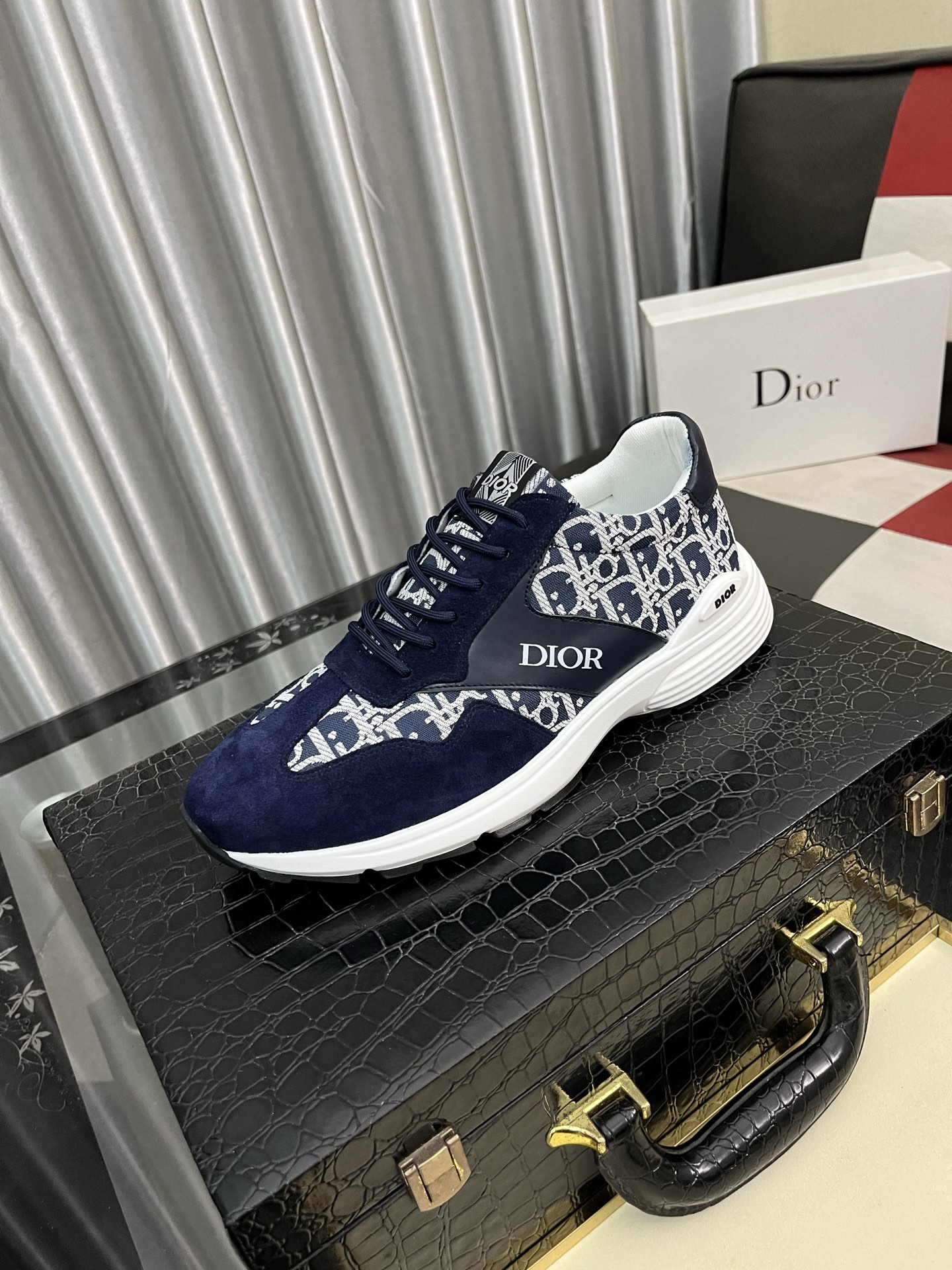 NO:280865,[Dior Dior] New casual shoes, must-have, fashionable shoes. The latest popular upper adopts imported cowhide   special printed fabric splicing design, sheepskin foot pads, comfortable rubber sole, light and comfortable on the feet [Rose] The real thing is better, worth owning, size 38-442 colors available, dior, dior, cowhide, sheepskin19860909【迪奥Dior】 新款休闲鞋,必爆款 ,采用潮流时尚鞋 最新爆款鞋面采用进口牛皮 专用印花面料拼接设计 ,羊皮垫脚,舒服橡胶大底 上脚轻巧舒适 [玫瑰] 实物更好看、值得拥有、码数38一442色可选,,dior,dior,cowhide,sheepskin,Men's shoes