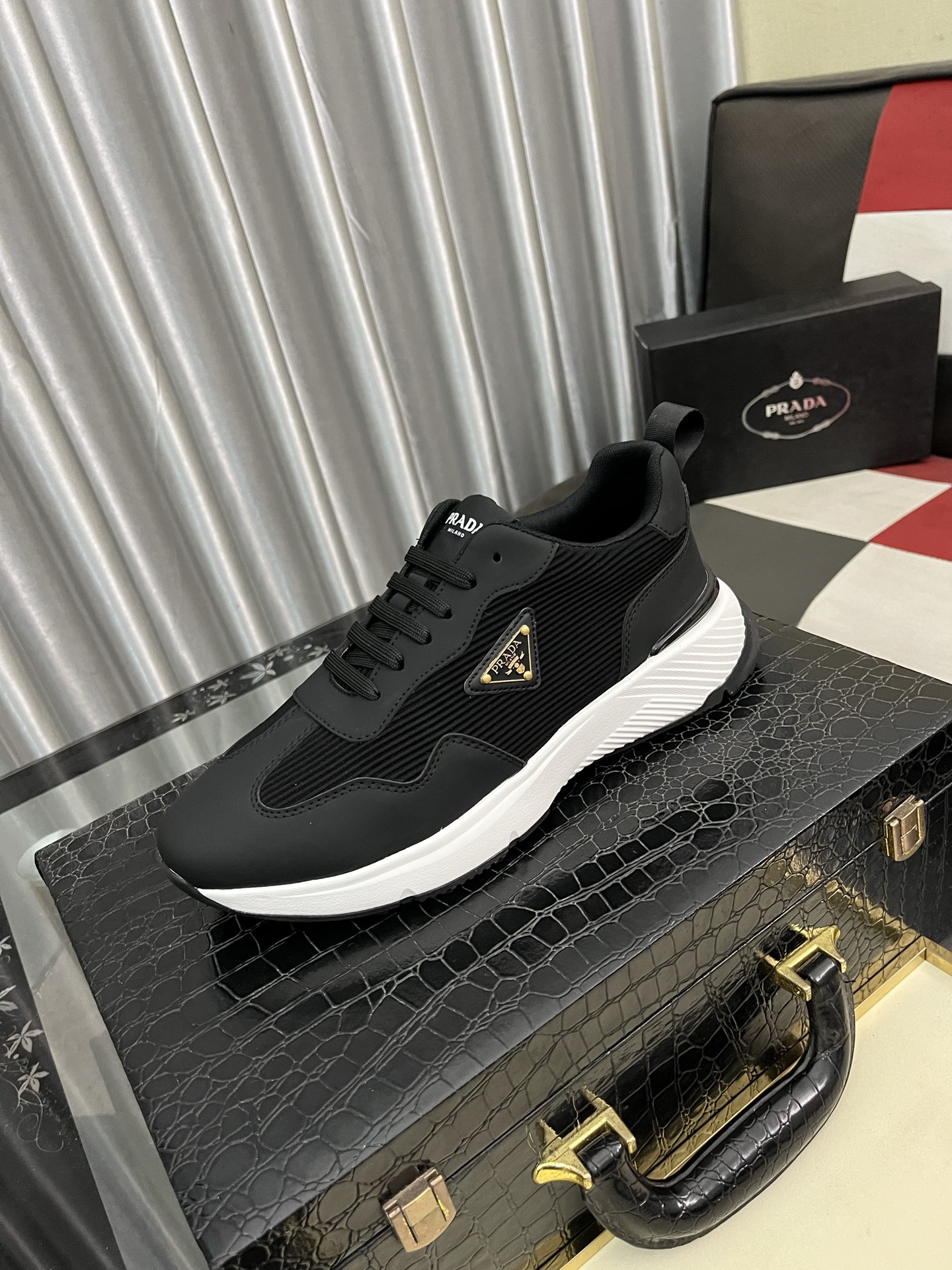 NO:280870,Prada unique modern style sneakers. Casual Love original leather Yangli (refuse to remove the color and polish the feet) soles are originally specially supplied with original soles, super cool, lace-up and walking style design, super comfortable and wear-resistant original soles. Just like the real thing is more beautiful, 38-442 colors available, prada, loafers, sneakers19860909普拉达 独特现代风运动鞋.休闲乐福原版皮 羊里（拒绝脱色磨脚）鞋底原厂特供原版底,超酷 系带走路都带风风格设计 超舒服耐磨原版底 .就好像实物拍摄实物更赞 码数38-442色可选,,prada,loafers,sneakers,Men's shoes