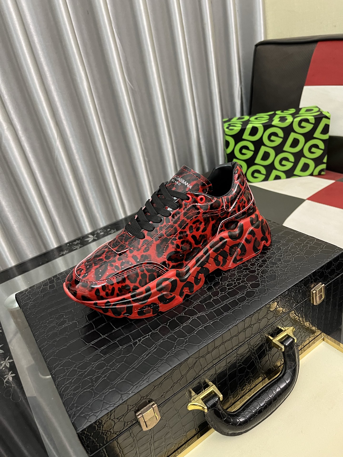 NO:280875,[DG~] Couple casual shoes, 2025z cabinets are available simultaneously. Size: 35-44# 1 color upper is made of multi-material spliced ​​mesh inner lining, comfortable and breathable, original sole is comfortable and wear-resistant, real-life shooting is even better, Dolce & Gabbana19860909【DG～】情侣装休闲鞋,2025z柜同步发售 码数:35-44# 1个颜色鞋面选用多材质拼接网布内里,舒适透气,鞋底原版舒适耐磨大底,实物拍摄实物更赞,,Dolce&Gabbana,Men's shoes