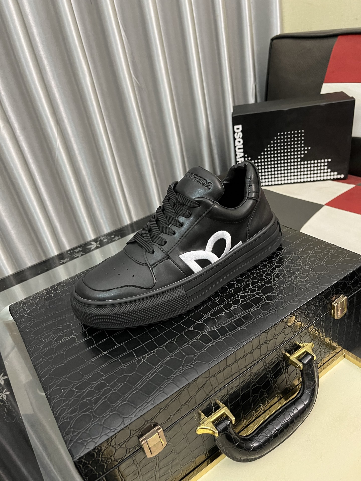 NO:280880,[D2~] Couple casual shoes are available at the same time in 2025z cabinet. Size: 35-46# The upper is made of multi-material spliced ​​leather inner lining, comfortable and breathable, the original sole is comfortable and wear-resistant, and the real shot is even better.19860909【D2～】情侣装休闲鞋 2025z柜同步发售 码数:35-46# 鞋面选用多材质拼接真皮内里,舒适透气,鞋底原版舒适耐磨大底,实物拍摄实物更赞,,Men's shoes
