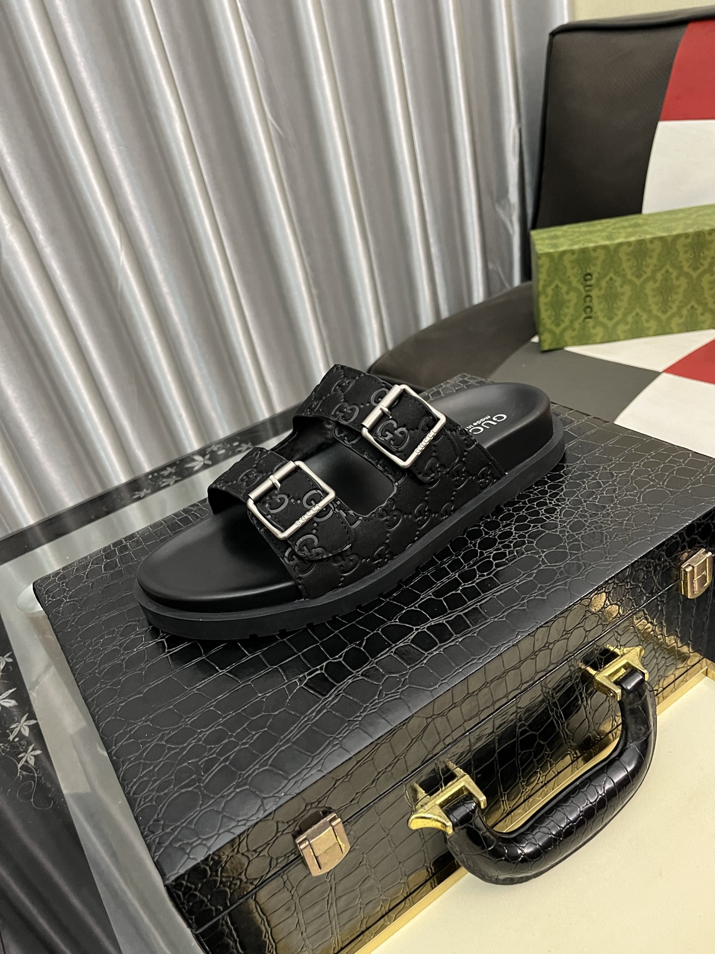 NO:280999,(gucci-Guchi) New men's slippers, high-end fine products, cowhide material, exquisite embossed upper logo decoration, fine workmanship, super soft sole, casual, loose and comfortable, must-have in summer!  nsize38-44, gucci,slippers,cowhide19860909（gucci-古奇）新品男士拖鞋,高端精品,牛皮材质,鞋面精致压花logo装饰,精细做工,鞋底超软,休闲宽松舒适型,夏季必入哦！nsize38-44,,gucci,slippers,cowhide,Men's shoes