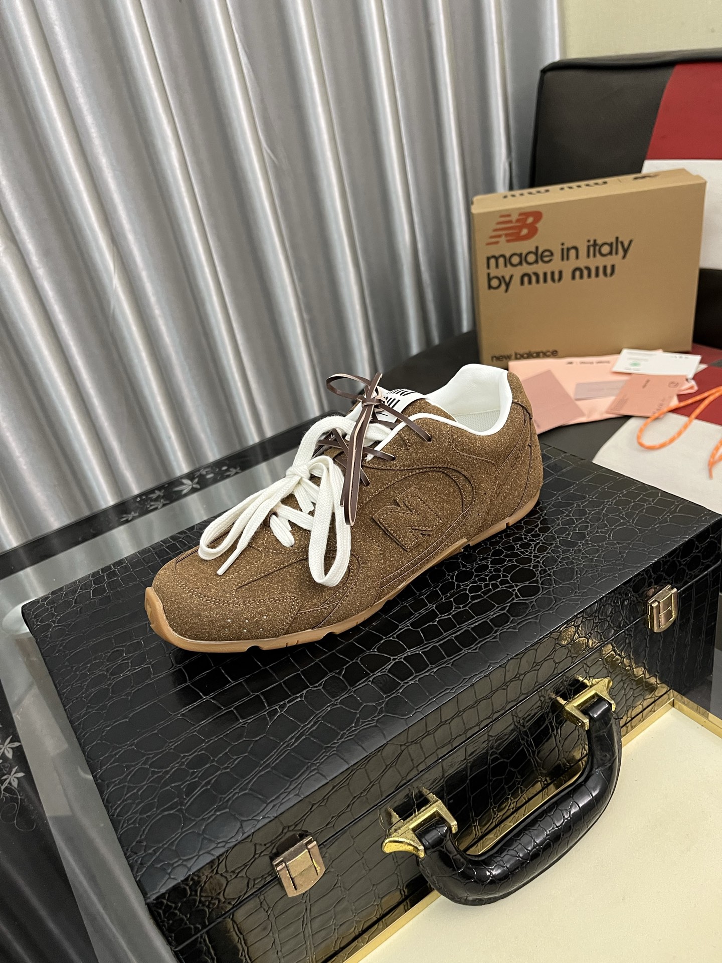 NO:281009,MiuMiu*Miu 25ss new arrival~ Miu Home 2025ss catwalk lace-up Desert shoes casual shoes This lace-up casual sneaker is a perfect American casual style~ a must-have for daily wear! A super beautiful, comfortable, classic and versatile item on your feet! Imported fabric, top layer of cowhide, breathable fabric, large bottom original mold opening EVA ultra-light large bottom, 35-45,,miumiu,sneakers,cowhide19860909MiuMiu*繆繆25ss new arrival～ miu家2025ss走秀款系带德训鞋休闲鞋 这款系带休闲运动鞋妥妥的美式休闲风格～ 日常穿着必选！ 上脚超级好看舒适经典百搭的绝绝子单品！ 面料进口头层牛皮 内里透气布料 大底原版开模EVA超轻大底 码数35-45,,miumiu,sneakers,cowhide,Men's shoes