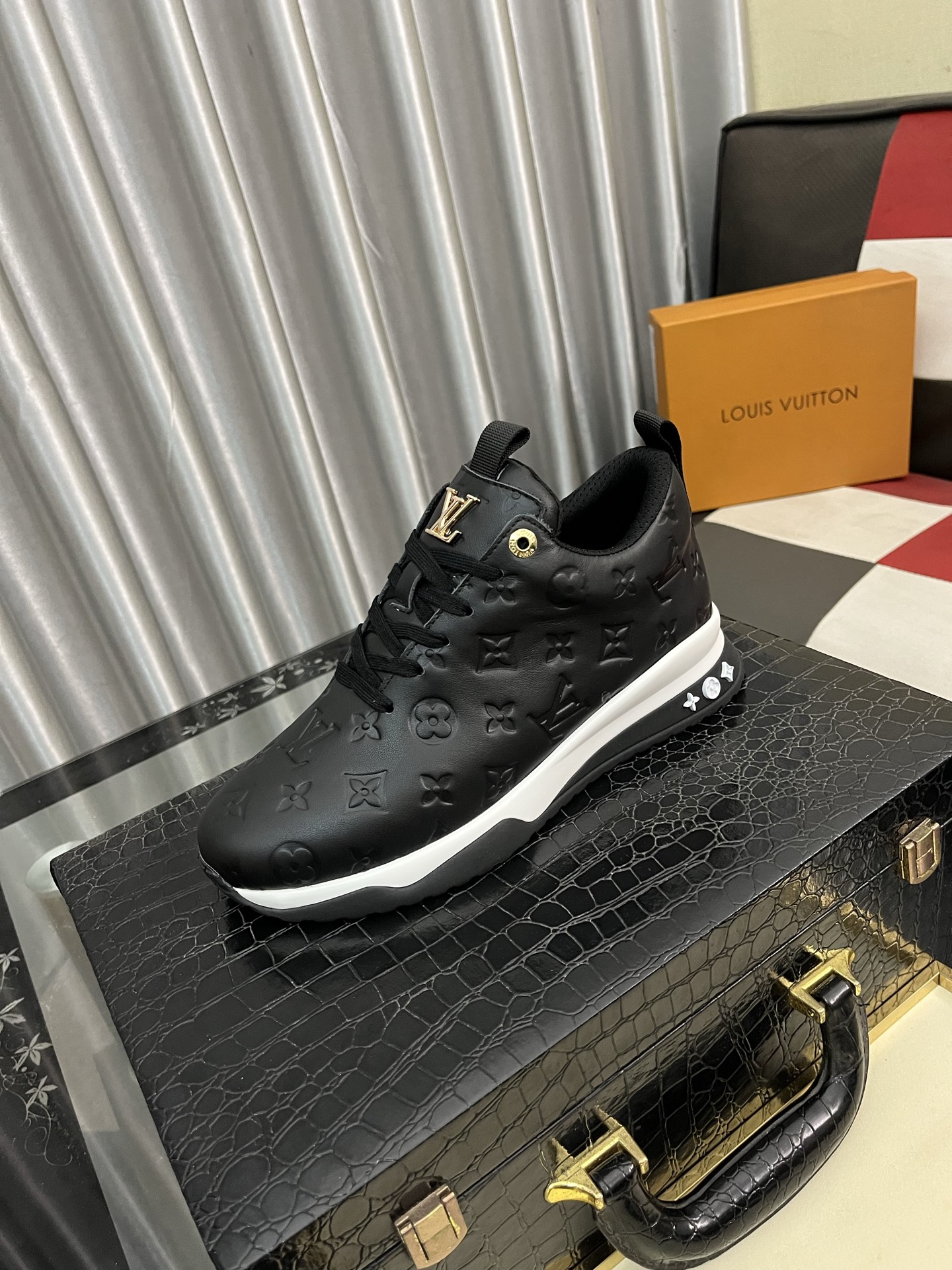 NO:283118,【LOUlS VUlTTON】 Louis Vuitton ~ Unique casual style. LV counter purchasing casual shoes for men's counters are available simultaneously, Italian imported brands select top layer Italian cowhide. Sheepskin inner lining (refuse to decolorize and polish feet) 38-445 colors available, louis vuitton, louis vuitton, cowhide, sheepskin19860909【LOUlS VUlTTON】路易威登～独特现休闲风.LV专柜代购休闲鞋 男士专柜同步发售,意大利进口品牌精选头层意大利牛皮.羊皮内里（拒绝脱色磨脚） 码数38-445色可选,,louis vuitton,louis vuitton,cowhide,sheepskin,Men's shoes