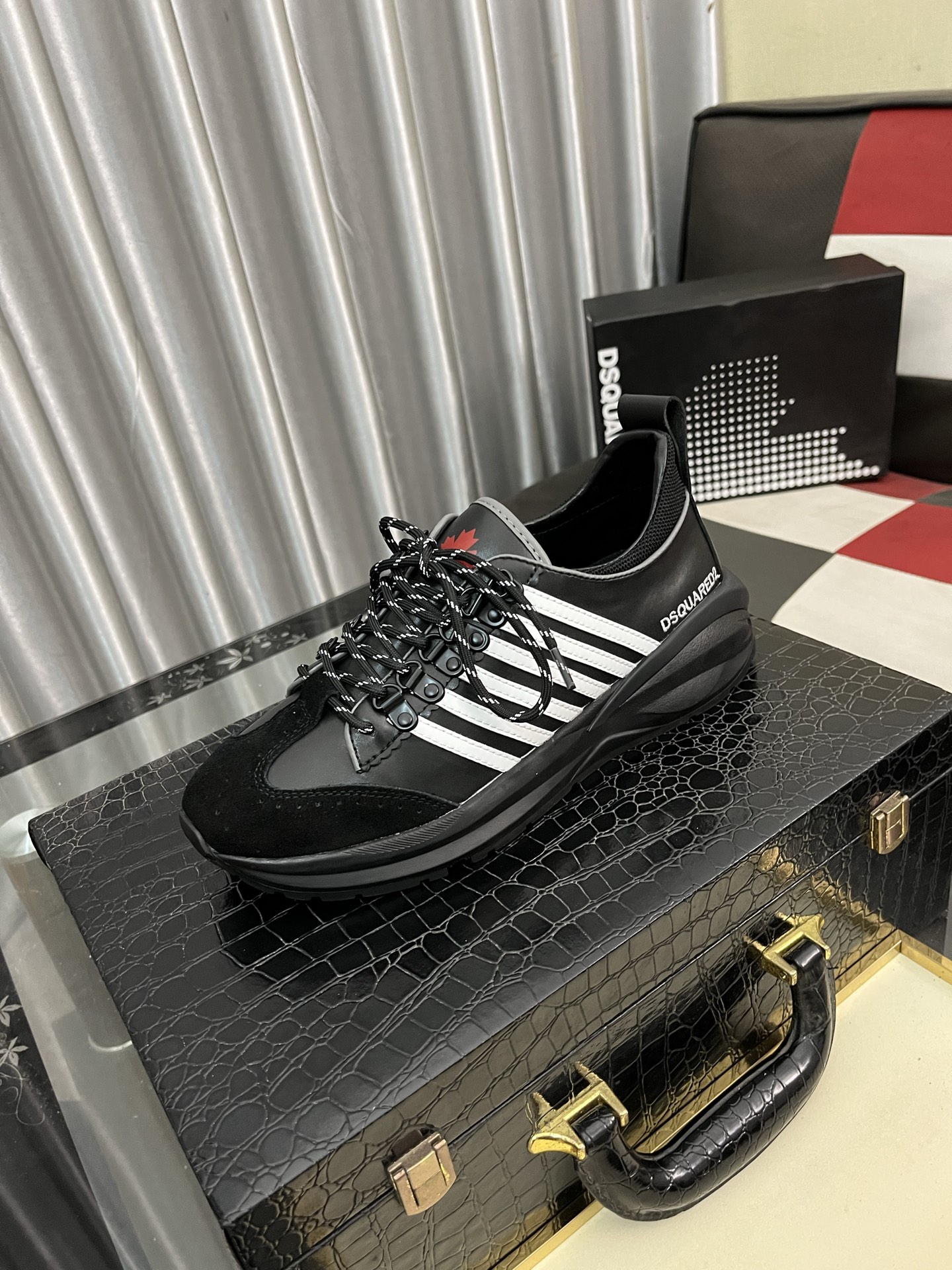 NO:283134,D2~Unique modern style sneakers. Casual Love original leather. Sheep Li (refuse to remove the color and polish the feet) sole is specially supplied with original sole, super cool. The style design is designed with style when walking. Super comfortable and wear-resistant original sole. Just like the real thing is more beautiful. Number of 38-462 colors are available, loafers, sneakers19860909D2～独特现代风运动鞋.休闲乐福原版皮 羊里（拒绝脱色磨脚）鞋底原厂特供原版底,超酷 系带走路都带风风格设计 超舒服耐磨原版底 .就好像实物拍摄实物更赞 码数38-462色可选,,loafers,sneakers,Men's shoes