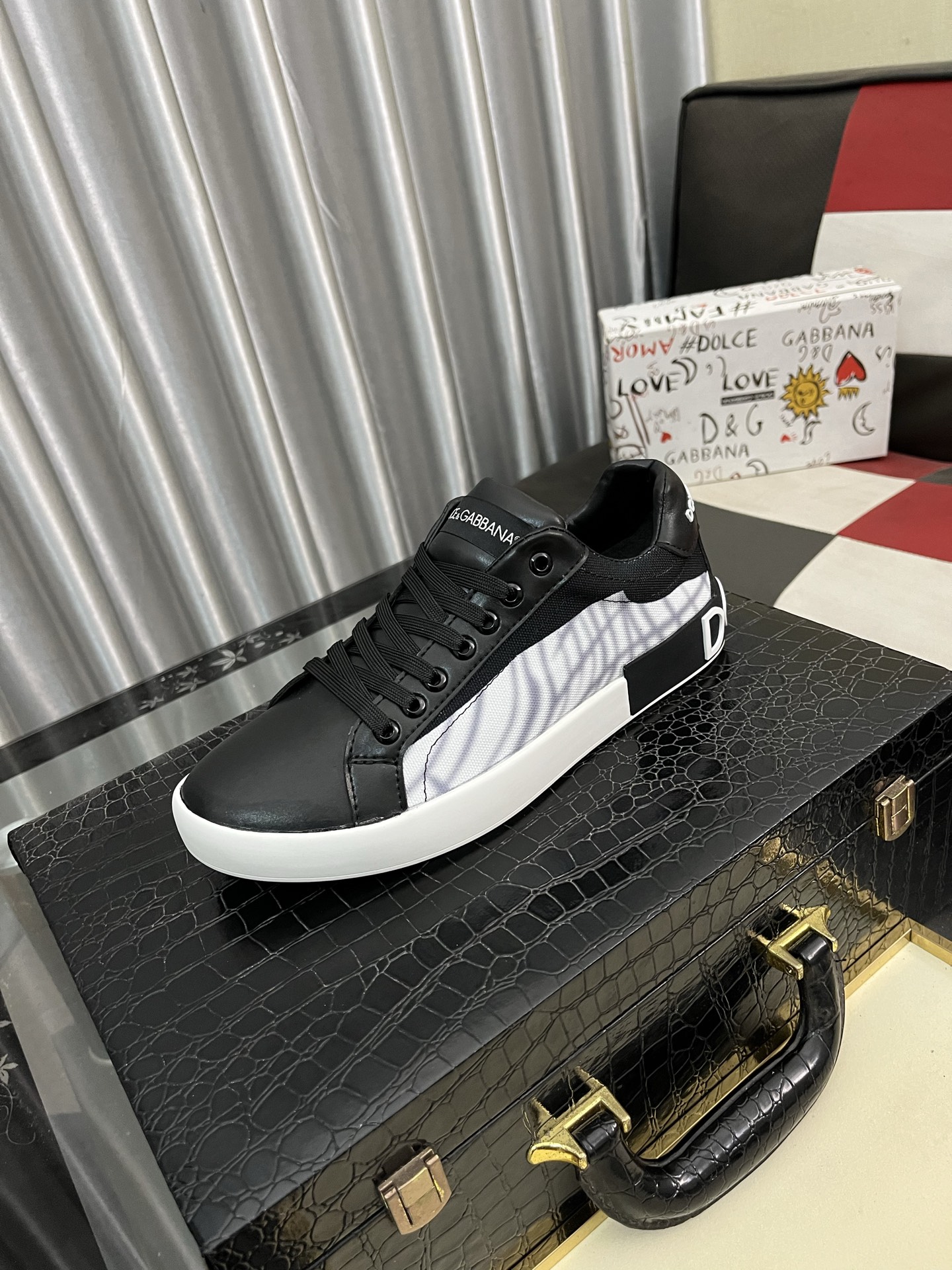 NO:283136,[DG~] Couple casual shoes, 2025z cabinets are available simultaneously. Size: 35-44# 1 color upper is made of multi-material splicing mesh inner lining, comfortable and breathable, original sole is comfortable and wear-resistant, real-life shooting is even better, Dolce & Gabbana19860909【DG～】情侣装休闲鞋,2025z柜同步发售 码数:35-44# 1个颜色鞋面选用多材质拼接网布内里,舒适透气,鞋底原版舒适耐磨大底,实物拍摄实物更赞,,Dolce&Gabbana,Men's shoes