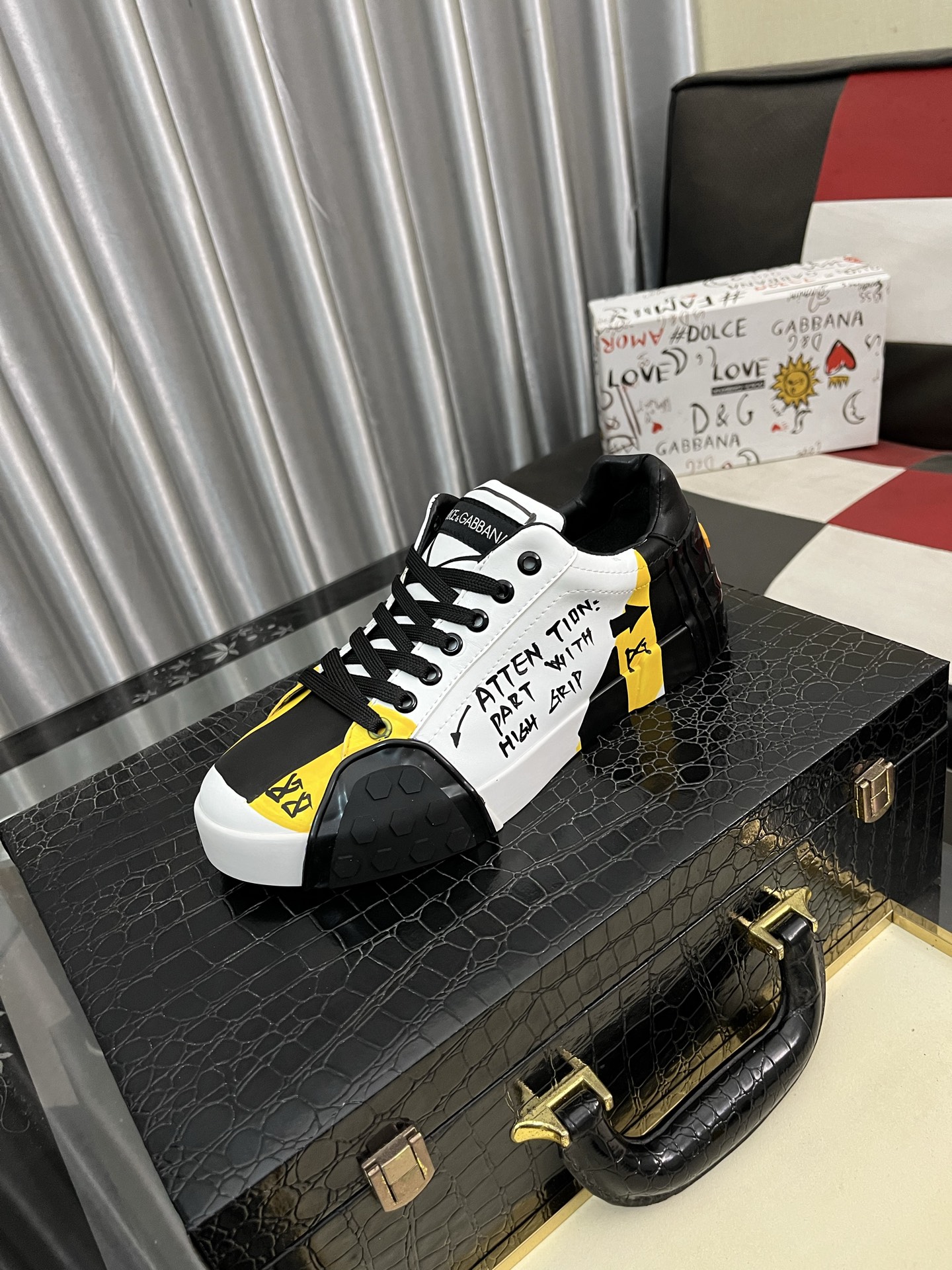 NO:283140,[DG~] Couple casual shoes, 2025z cabinets are available simultaneously. Size: 35-46# 2 color uppers are made of multi-material splicing mesh inner lining, comfortable and breathable, original sole comfortable and wear-resistant sole, real-life shooting is even better, Dolce & Gabbana19860909【DG～】情侣装休闲鞋,2025z柜同步发售 码数:35-46# 2个颜色鞋面选用多材质拼接网布内里,舒适透气,鞋底原版舒适耐磨大底,实物拍摄实物更赞,,Dolce&Gabbana,Men's shoes