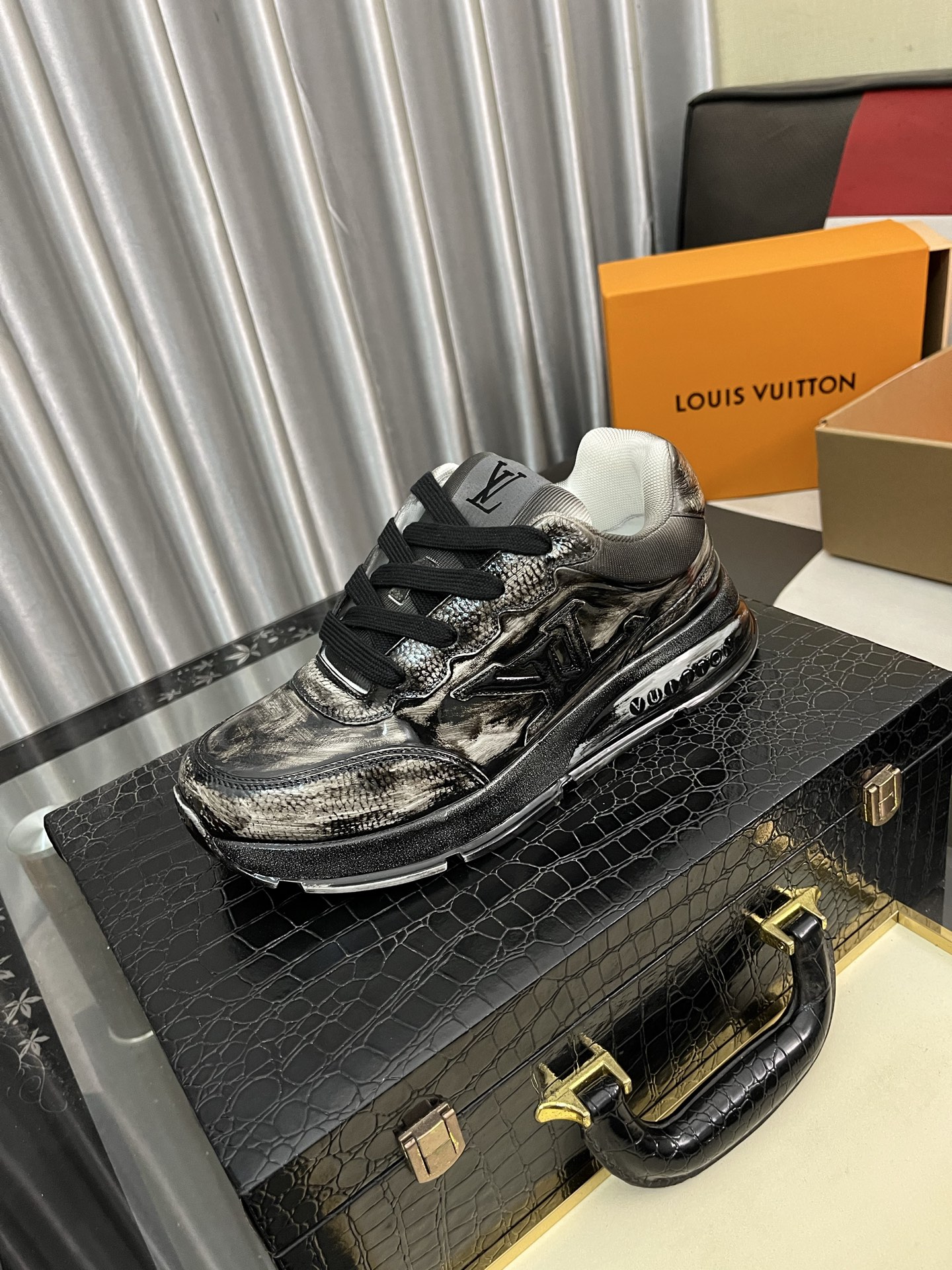 NO:283331,Louis Vuitton's new couple casual sneakers LV also has its own silver horn king. Simple design reinterprets classic casual shoes. Full of technology and sportiness, fashionable, light and comfortable Size35-45,,louis vuitton,louis vuitton,alexander wang,sneakers19860909路易威登新品情侣款休闲运动鞋 LV也有自己的银角大王了 简约设计重绎经典休闲鞋 科技感运动感满满 时尚轻盈又舒适  Size35-45,,louis vuitton,louis vuitton,alexander wang,sneakers,Men's shoes
