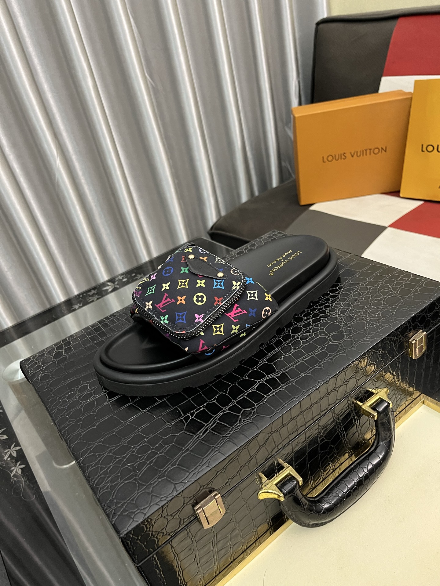 NO:283469,【LV】New multi-color men's slippers, original single quality top version, original special printed denim inner side sheepskin, combined bottom, more stable steps, more comfortable and lightweight, high-end and elegant, size: 38~442 colors available, louis vuitton, slippers, sheepskin19860909【LV】多色新款男士拖鞋 ,原单品质顶级版 ,原版专用印花牛仔布内里侧羊皮,组合底,步履更稳,更舒适轻便,高档大方,码数:38~442色可选,,louis vuitton,slippers,sheepskin,Men's shoes