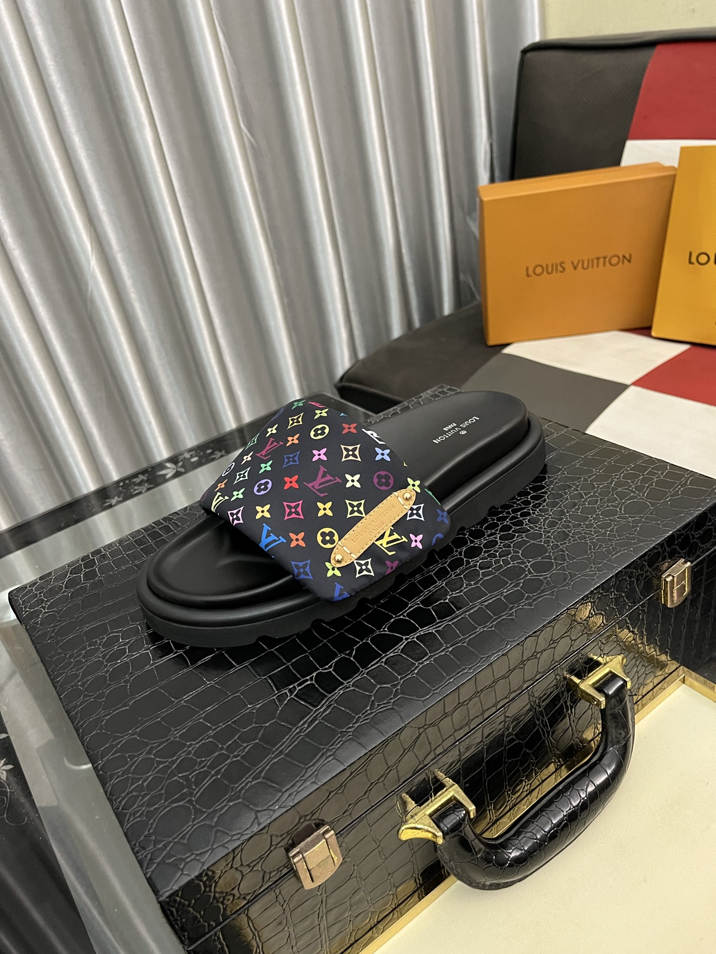 NO:283472,【LV】New multi-color men's slippers, original single quality top version, original special printed denim inner side sheepskin, combined bottom, more stable steps, more comfortable and lightweight, high-end and elegant, size: 38~443 colors available, louis vuitton, slippers, sheepskin19860909【LV】多色新款男士拖鞋 ,原单品质顶级版 ,原版专用印花牛仔布内里侧羊皮,组合底,步履更稳,更舒适轻便,高档大方,码数:38~443色可选,,louis vuitton,slippers,sheepskin,Men's shoes