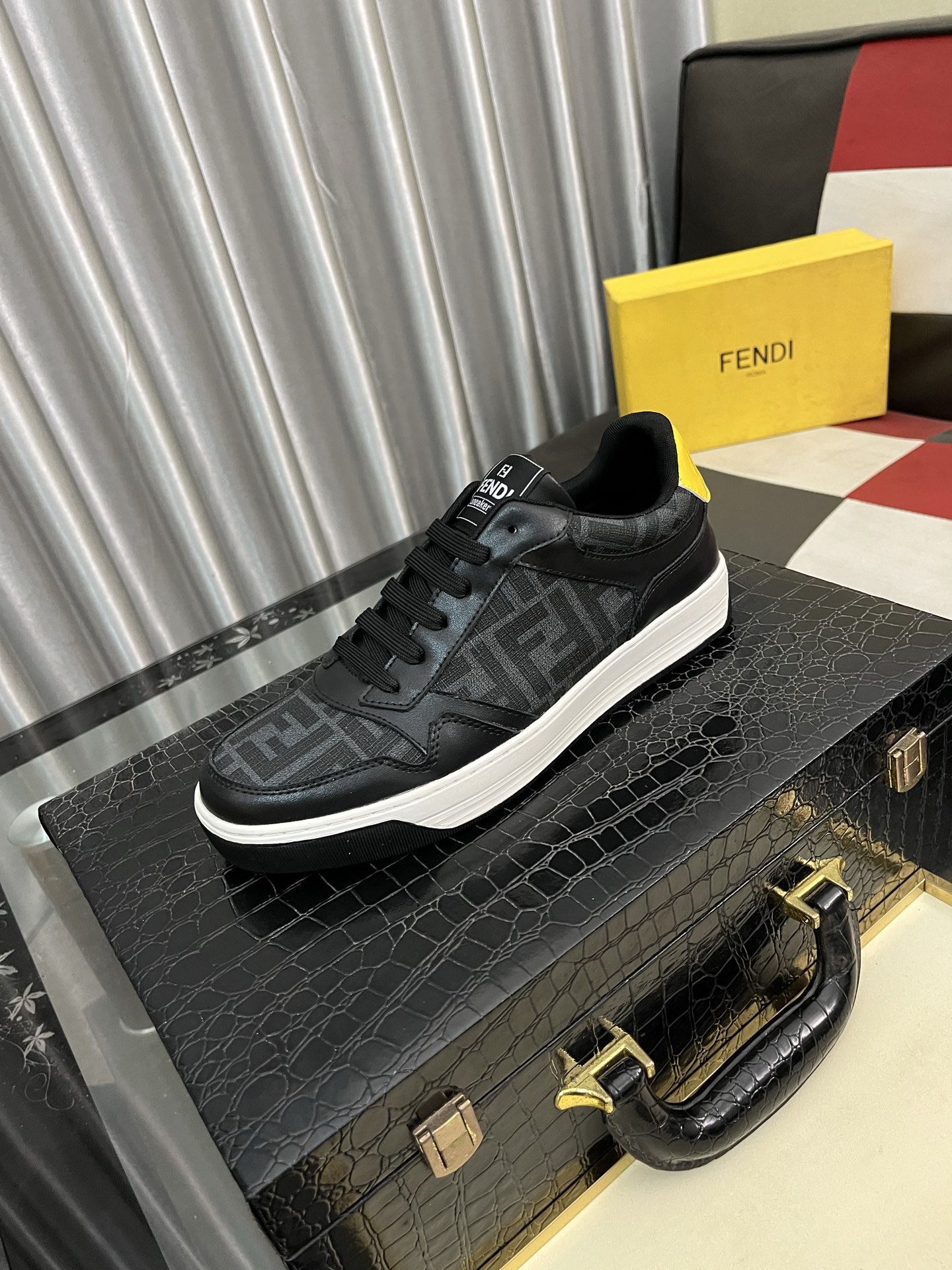 NO:283484,【Fendi】Fendi latest casual shoes for men!  The counter will be launched simultaneously!  The original version is one to one. The fully imported calfskin surface is made of top layer, the inner layer of water-dyed cowhide, the original original factory is specially equipped with rubber outsole. Leads the new fashion concept. The color is available in 38-443, fendi, fendi, cowhide19860909【Fendi】芬迪 男士最新款休闲鞋！专柜同步上市！原版一比一复刻.全进口头层小牛皮制面,内里采用头层水染牛皮,原版原厂特供橡胶大底.引领时尚新概念.配码38-443色可选,,fendi,fendi,cowhide,Men's shoes