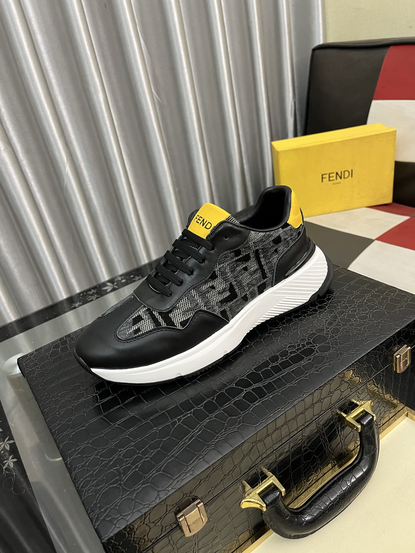 NO:283663,【Fendi】Fendi latest casual shoes for men!  The counter will be launched simultaneously!  The original version is one to one. The fully imported calfskin surface is made of top layer, the inner layer of water-dyed cowhide, the original original factory is specially equipped with rubber outsole. Leads the new fashion concept. The color is available in 38-443, fendi, fendi, cowhide19860909【Fendi】芬迪 男士最新款休闲鞋！专柜同步上市！原版一比一复刻.全进口头层小牛皮制面,内里采用头层水染牛皮,原版原厂特供橡胶大底.引领时尚新概念.配码38-443色可选,,fendi,fendi,cowhide,Men's shoes