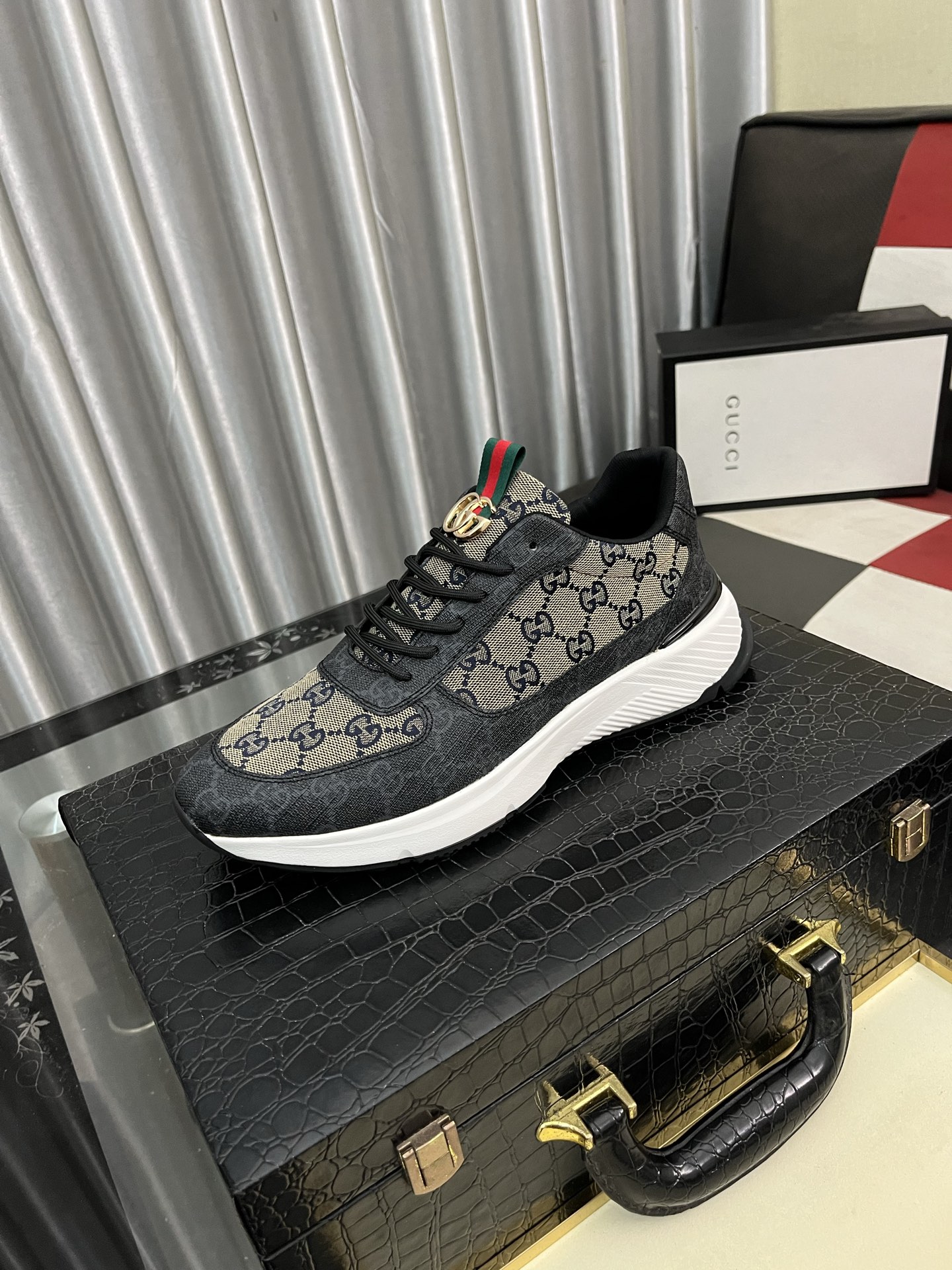 NO:283675,(GUCCI) Guqi official website men's casual shoes synchronous style, the upper is made of cowhide with imported new brand elements. Guqi, showing a good atmosphere, simple design and foot style. Super versatile inner lining, air cushion rubber sole, size 38-442 colors available, gucci, cowhide,19860909（GUCCI）古奇官网男士休闲鞋同步款,鞋面选用牛皮配进口新品牌元素 古奇,彰显不俗的气息,设计简约套脚款型 超级百搭 内里皮,气垫橡胶大底 ,码数38-442色可选,,gucci,cowhide,Men's shoes