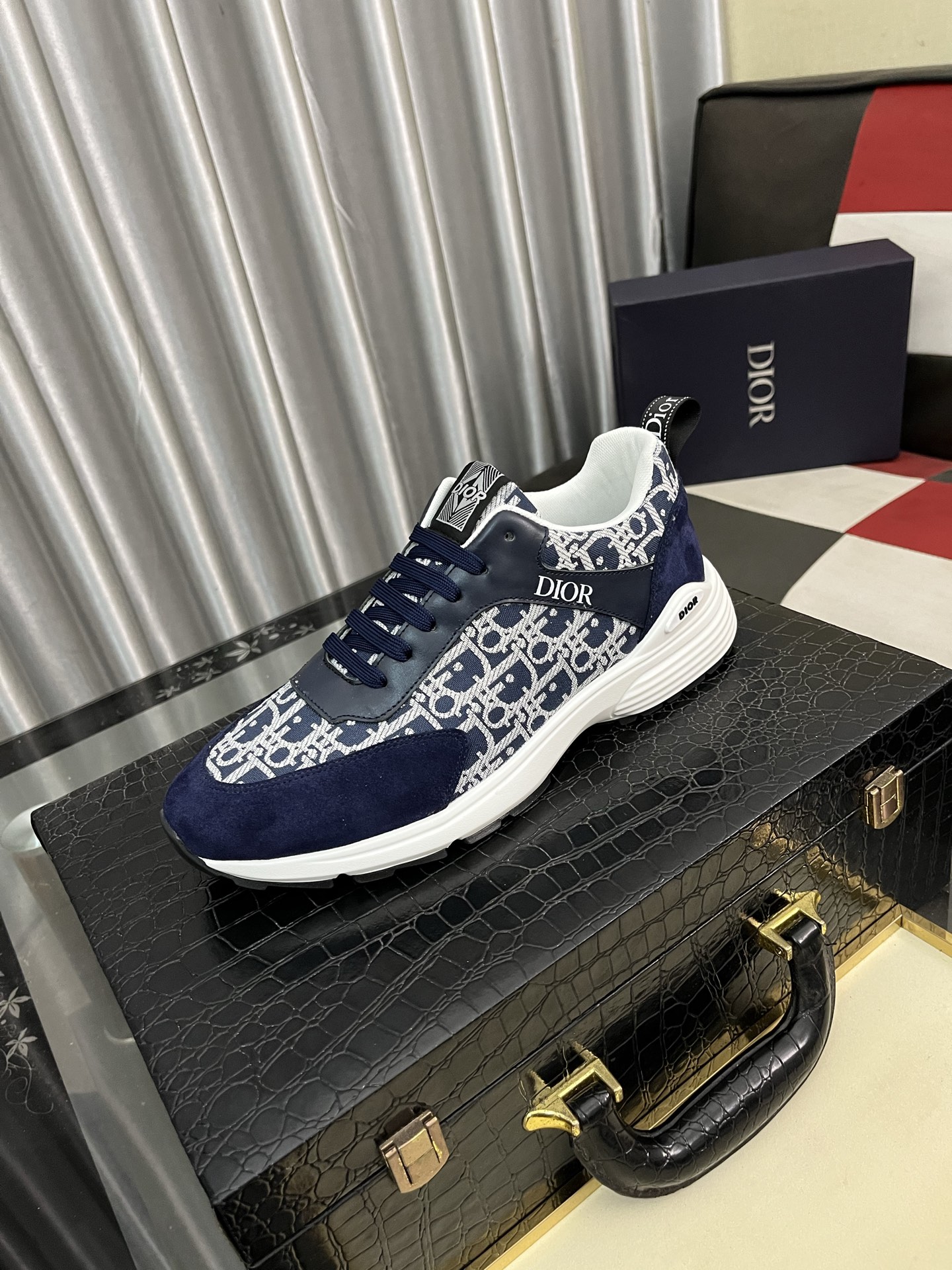 NO:283681,Dior unique modern style sneakers. Casual Love original leather. Sheep Li (refuse to remove the color and polish the feet) soles are originally specially supplied with original soles, super cool. They are all styled and designed with style when walking. Super comfortable and wear-resistant original soles. Just like the real thing is more beautiful. Suitable for outdoors, size 38-444 colors available, dior, loafers, sneakers19860909迪奥 独特现代风运动鞋.休闲乐福原版皮 羊里（拒绝脱色磨脚）鞋底原厂特供原版底,超酷 系带走路都带风风格设计 超舒服耐磨原版底 .就好像实物拍摄实物更赞 适合户外,码数38-444色可选,,dior,loafers,sneakers,Men's shoes