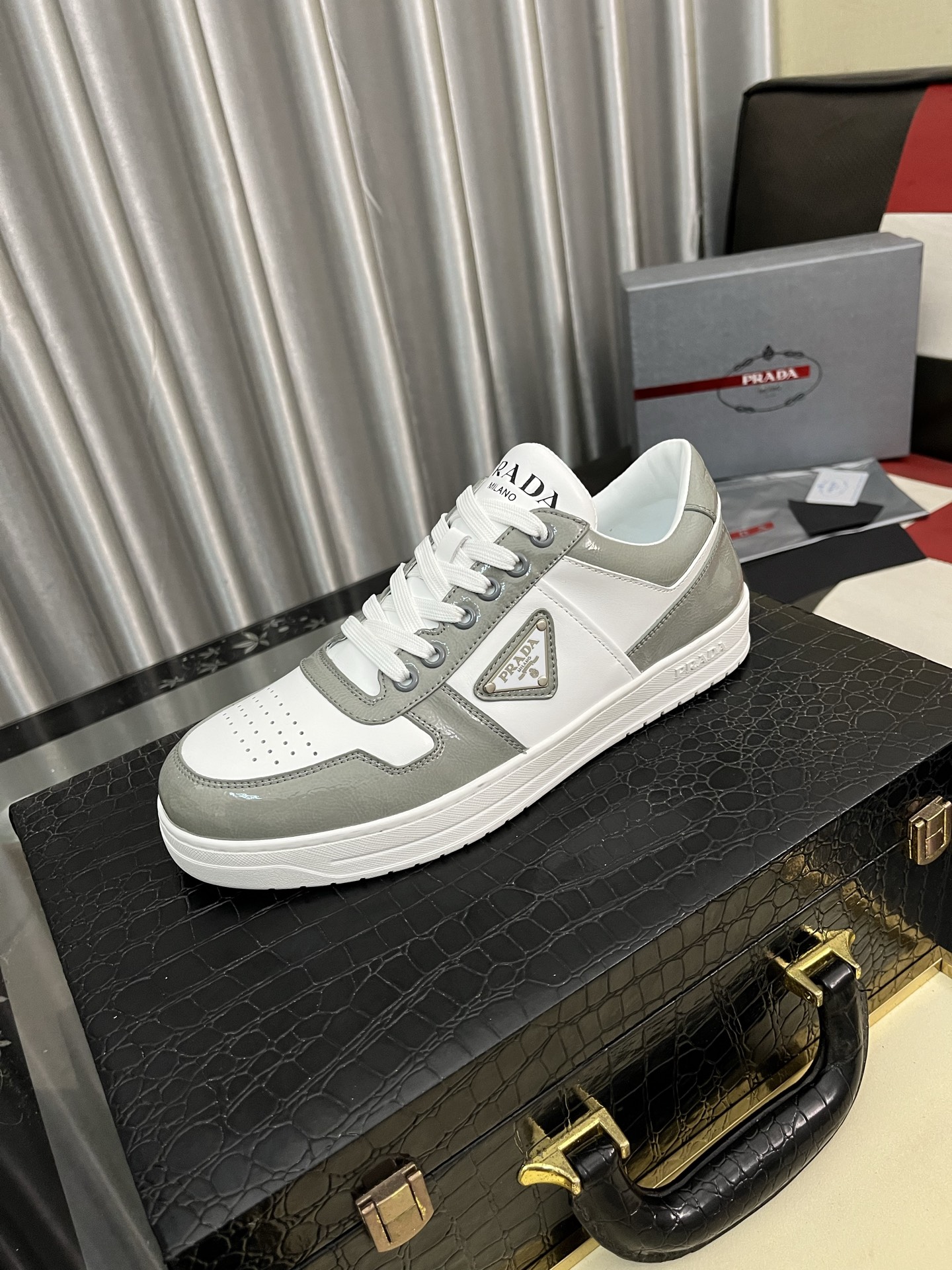 NO:664537,[PRADA] Prada - high-end quality original casual sports shoes - upper Nappa calfskin, brand high-mercerized hollow canvas, shoe body sewn brand metal fasteners, tongue injection brand logo - lining water-dyed cowhide - outsole ultra-light TPU foam rubber; two-color molded outsole - ultra-high quality control, fine workmanship highlighted (high-end, luxury, grade) -Size  38-444 colors available, prada, prada, sneakers, cowhide19860909【PRADA】普拉达 -高端品质 原单休闲运动鞋 -鞋面纳帕小牛皮、品牌高丝光镂空帆布、鞋身车缝品牌金属扣件、鞋舌注塑品牌logo -内里水染牛皮 -大底超轻TPU发泡·橡胶；双色成型大底 -超高品控·做工精细凸显(高端·贵气·档次) -Size 38-444色可选,,prada,prada,sneakers,cowhide,Men's shoes