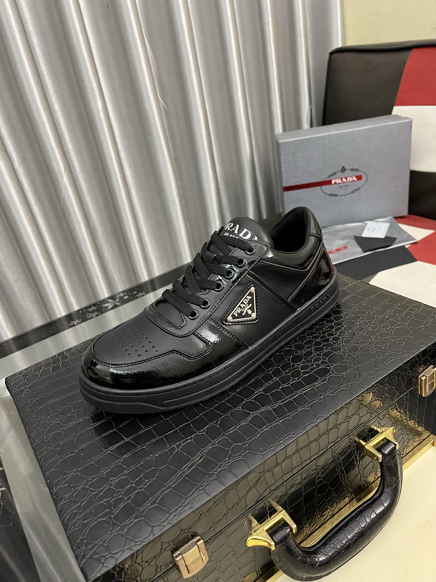 NO:283687,【PRADA】Prada - High-end quality Original single casual sneakers - Upper Napa calfskin, brand high mercerized hollow canvas, shoe body sewing brand metal fastener, shoe tongue injection molding brand logo - Inner water dye cowhide - Outsole ultra-light TPU foaming·rubber; two-color molded outsole - Ultra-high quality control·fine workmanship highlighting (high-end·noble·grade) -Size 38-444 colors available,,prada,prada,sneakers,cowhide19860909【PRADA】普拉达 -高端品质 原单休闲运动鞋 -鞋面纳帕小牛皮、品牌高丝光镂空帆布、鞋身车缝品牌金属扣件、鞋舌注塑品牌logo -内里水染牛皮 -大底超轻TPU发泡·橡胶；双色成型大底 -超高品控·做工精细凸显(高端·贵气·档次) -Size 38-444色可选,,prada,prada,sneakers,cowhide,Men's shoes