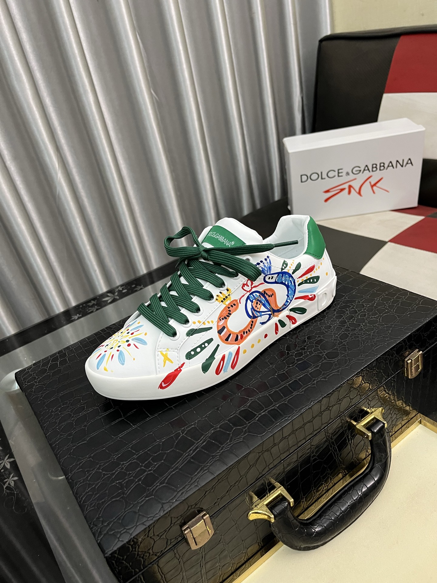 NO:283850,[DG~] Couple casual shoes, 2025z cabinets are available simultaneously. Size: 36-46# 1 color upper is made of multi-material spliced ​​mesh inner lining, comfortable and breathable, original sole comfortable and wear-resistant sole, real shots are even better, Dolce & Gabbana19860909【DG～】情侣装休闲鞋,2025z柜同步发售 码数:36-46# 1个颜色鞋面选用多材质拼接网布内里,舒适透气,鞋底原版舒适耐磨大底,实物拍摄实物更赞,,Dolce&Gabbana,Men's shoes