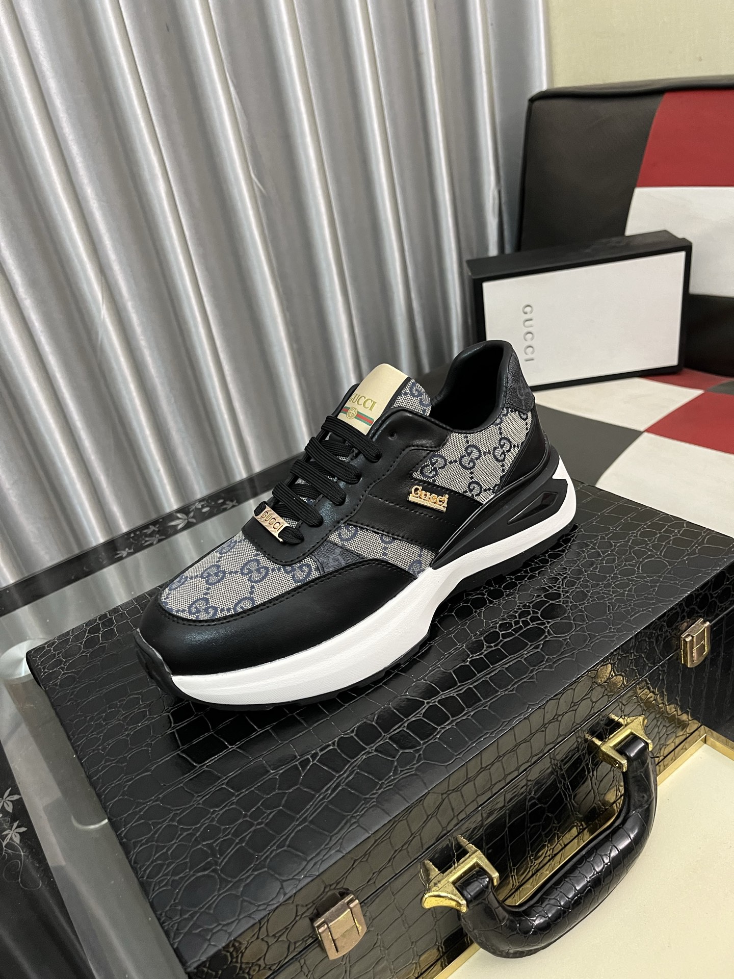 NO:283996,(GUCCI) Guqi official website men's casual shoes synchronous style, the upper is made of cowhide with imported new brand elements. Guqi, showing a good atmosphere, simple design and foot style. Super versatile inner lining, air cushion rubber sole, size 38-442 colors available, gucci, cowhide,19860909（GUCCI）古奇官网男士休闲鞋同步款,鞋面选用牛皮配进口新品牌元素 古奇,彰显不俗的气息,设计简约套脚款型 超级百搭 内里皮,气垫橡胶大底 ,码数38-442色可选,,gucci,cowhide,Men's shoes