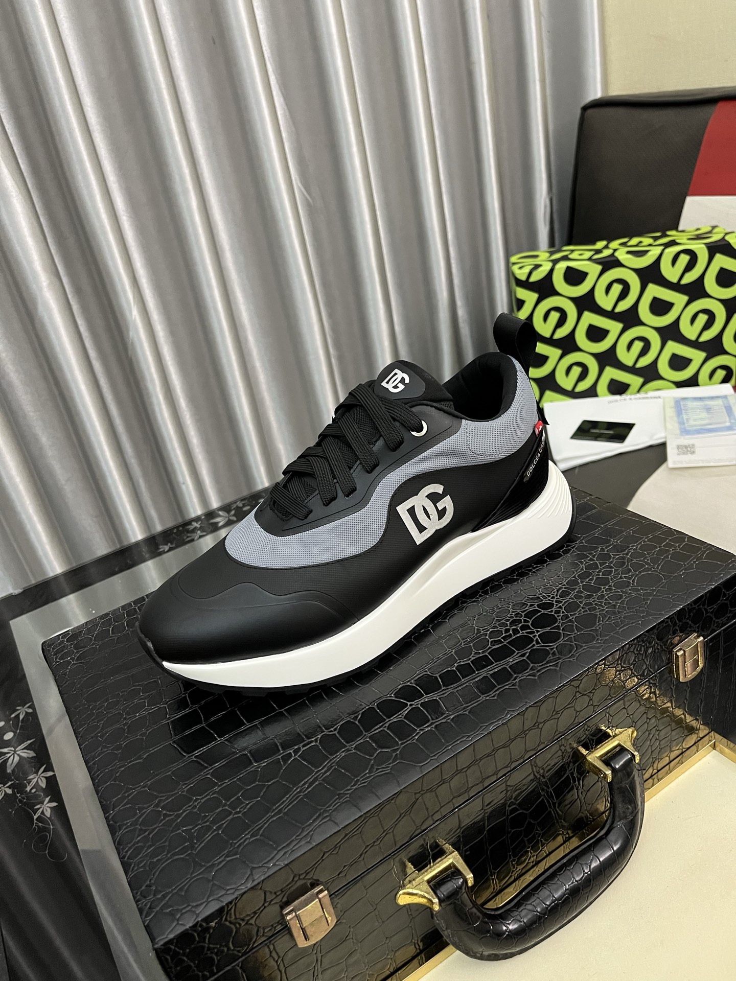 NO:284200,【DG～】Casual shoes 2025z cabinets are available simultaneously. Size: 38-44# The 4-color uppers are made of multi-material spliced ​​leather inner lining, comfortable and breathable, the original sole is comfortable and wear-resistant, and the real shot is even better. Dolce&Gabbana19860909【DG～】休闲鞋 2025z柜同步发售 码数:38-44# 4个颜色鞋面选用多材质拼接真皮内里,舒适透气,鞋底原版舒适耐磨大底,实物拍摄实物更赞,,Dolce&Gabbana,Men's shoes