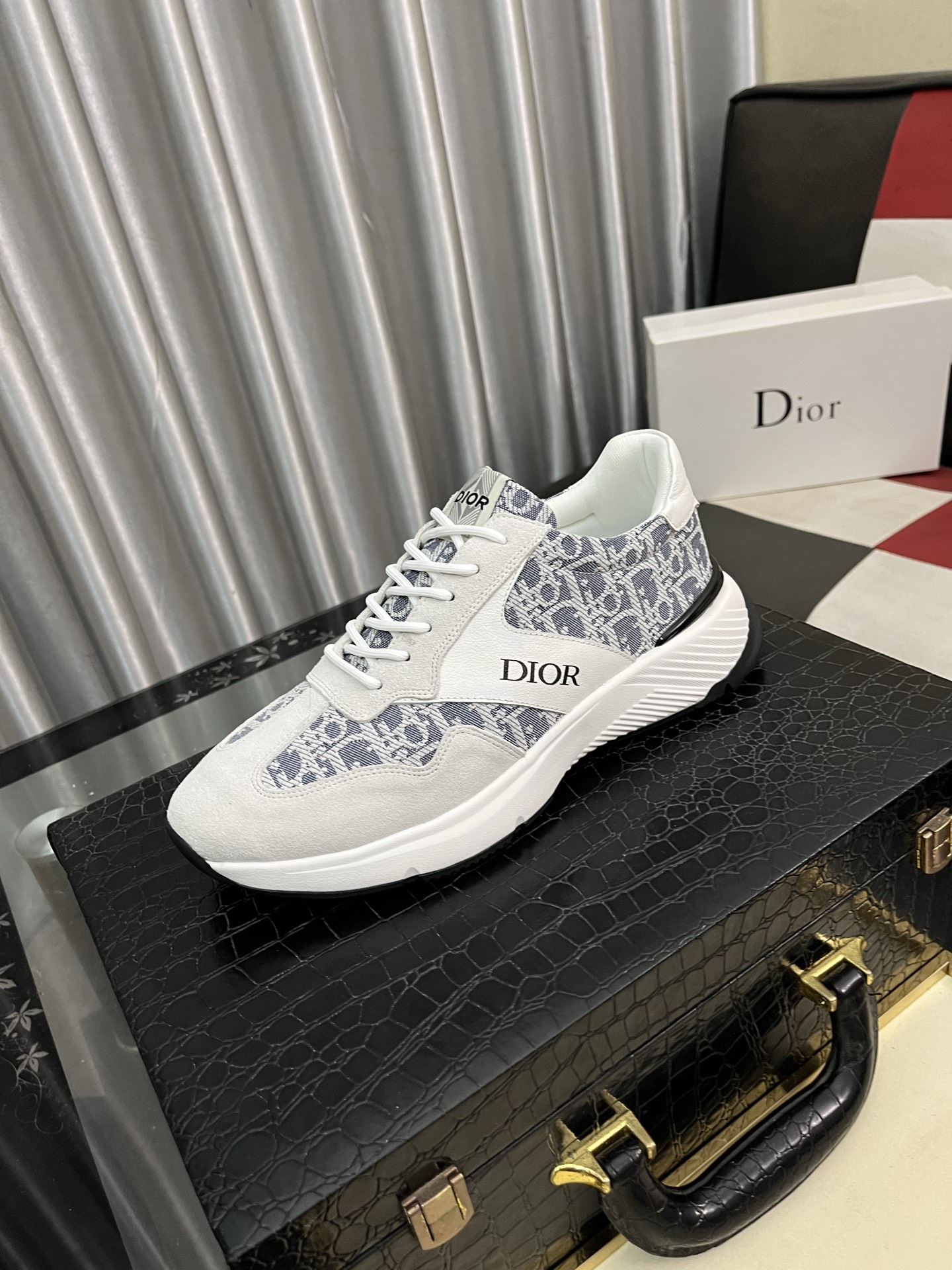 NO:284214,Dior unique modern style sneakers. Special counter purchasing casual leather shoes. Original cowhide imported from Italy. Niuli (refuse to remove the color and polish the feet) soles are originally supplied with original soles, super cool. They are all styled and designed with style when walking. Super comfortable and wear-resistant original soles. Just like the real thing is more beautiful. Number of 38-442 colors are available, dior, sneakers, cowhide19860909迪奥 独特现代风运动鞋.专柜代购休闲皮鞋 意大利进口原版牛皮 牛里（拒绝脱色磨脚）鞋底原厂特供原版底,超酷 系带走路都带风风格设计 超舒服耐磨原版底 .就好像实物拍摄实物更赞 码数38-442色可选,,dior,sneakers,cowhide,Men's shoes