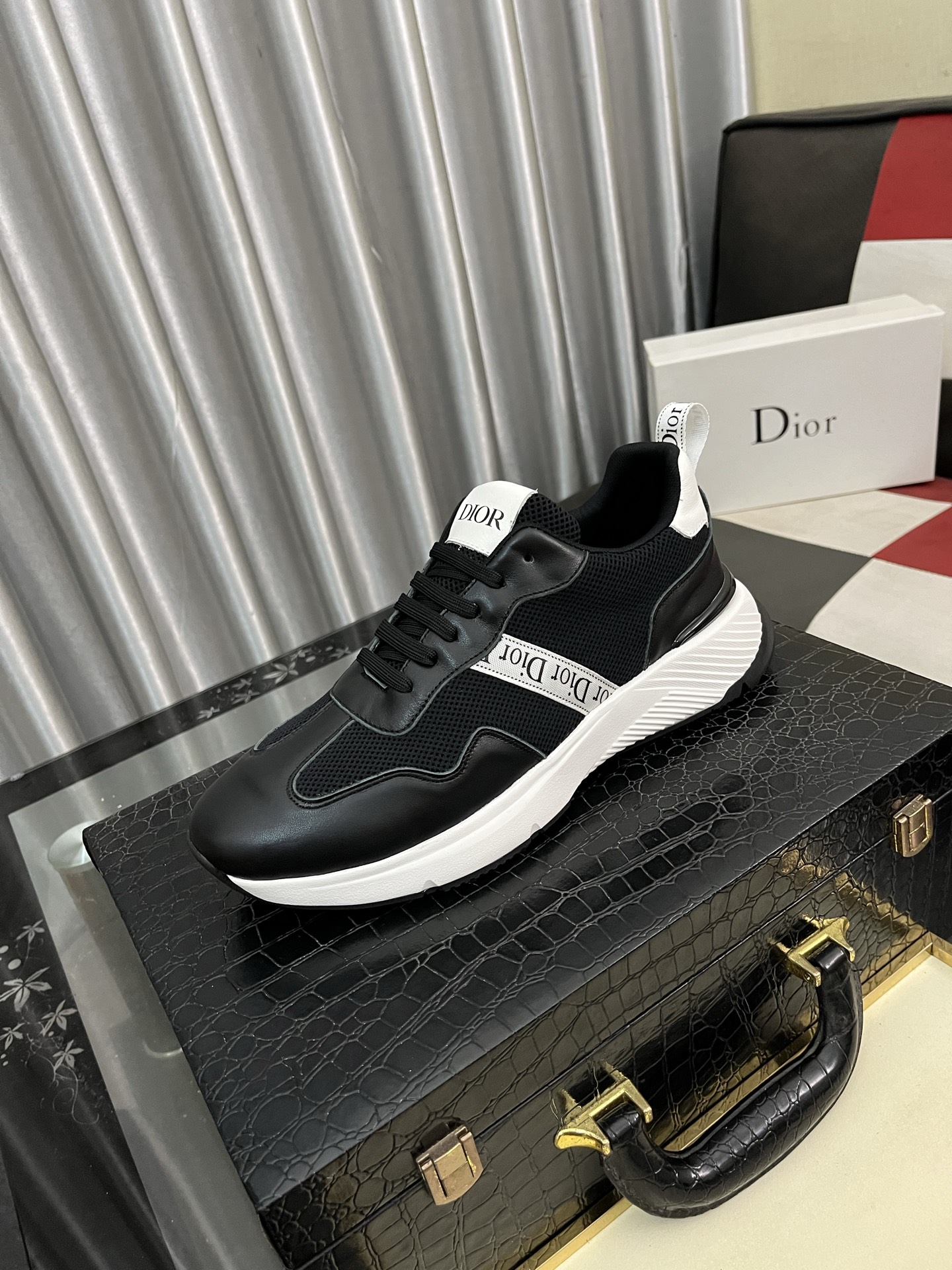 NO:284220,Dior unique modern style sneakers. Special counter purchasing casual leather shoes. Original cowhide imported from Italy. Niuli (refuse to remove color and polish the feet) soles are originally supplied with original soles, super cool. They are all styled and designed with style when walking. Super comfortable and wear-resistant original soles. Just like the real thing is more beautiful. Number of 38-443 colors are available, dior, sneakers, cowhide19860909迪奥 独特现代风运动鞋.专柜代购休闲皮鞋 意大利进口原版牛皮 牛里（拒绝脱色磨脚）鞋底原厂特供原版底,超酷 系带走路都带风风格设计 超舒服耐磨原版底 .就好像实物拍摄实物更赞 码数38-443色可选,,dior,sneakers,cowhide,Men's shoes