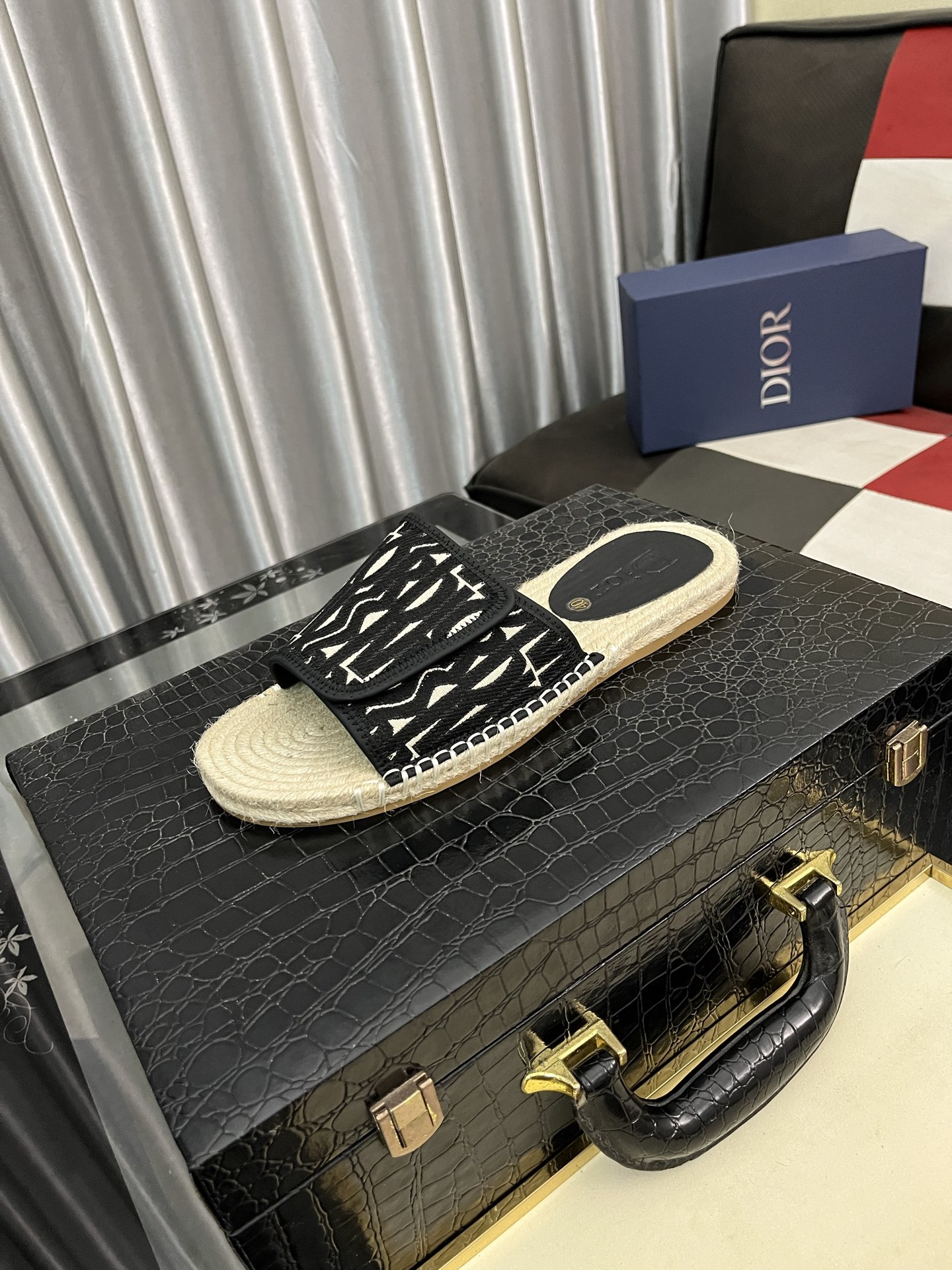 NO:284420,Dior original single quality, 2025 new men's casual sandals, original leather letter webbing matching, high-end quality, original outsole loose and comfortable, versatile fashion items!  Size 38-44 can be customized, 45.46.47, dior, slippers19860909迪奥原单品质, 2025新品男士休闲凉拖鞋, 原版皮字母织带搭配制作,高端品质, 原版大底宽松舒适,百搭时尚单品！Size 38-44 可订做,45.46.47,,dior,slippers,Men's shoes