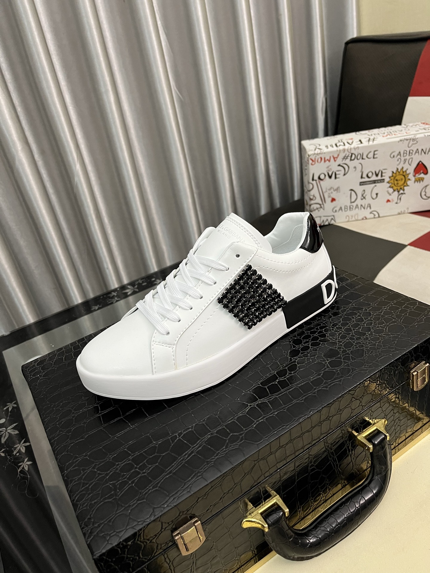 NO:284424,[DG~] Couple casual shoes are available at the same time in 2025z cabinet. Size: 35-44# 1 color upper is made of multi-material spliced ​​leather inner lining, comfortable and breathable, original sole is comfortable and wear-resistant, real-life shooting is even better, Dolce & Gabbana19860909【DG～】情侣装休闲鞋 2025z柜同步发售 码数:35-44# 1个颜色鞋面选用多材质拼接真皮内里,舒适透气,鞋底原版舒适耐磨大底,实物拍摄实物更赞,,Dolce&Gabbana,Men's shoes