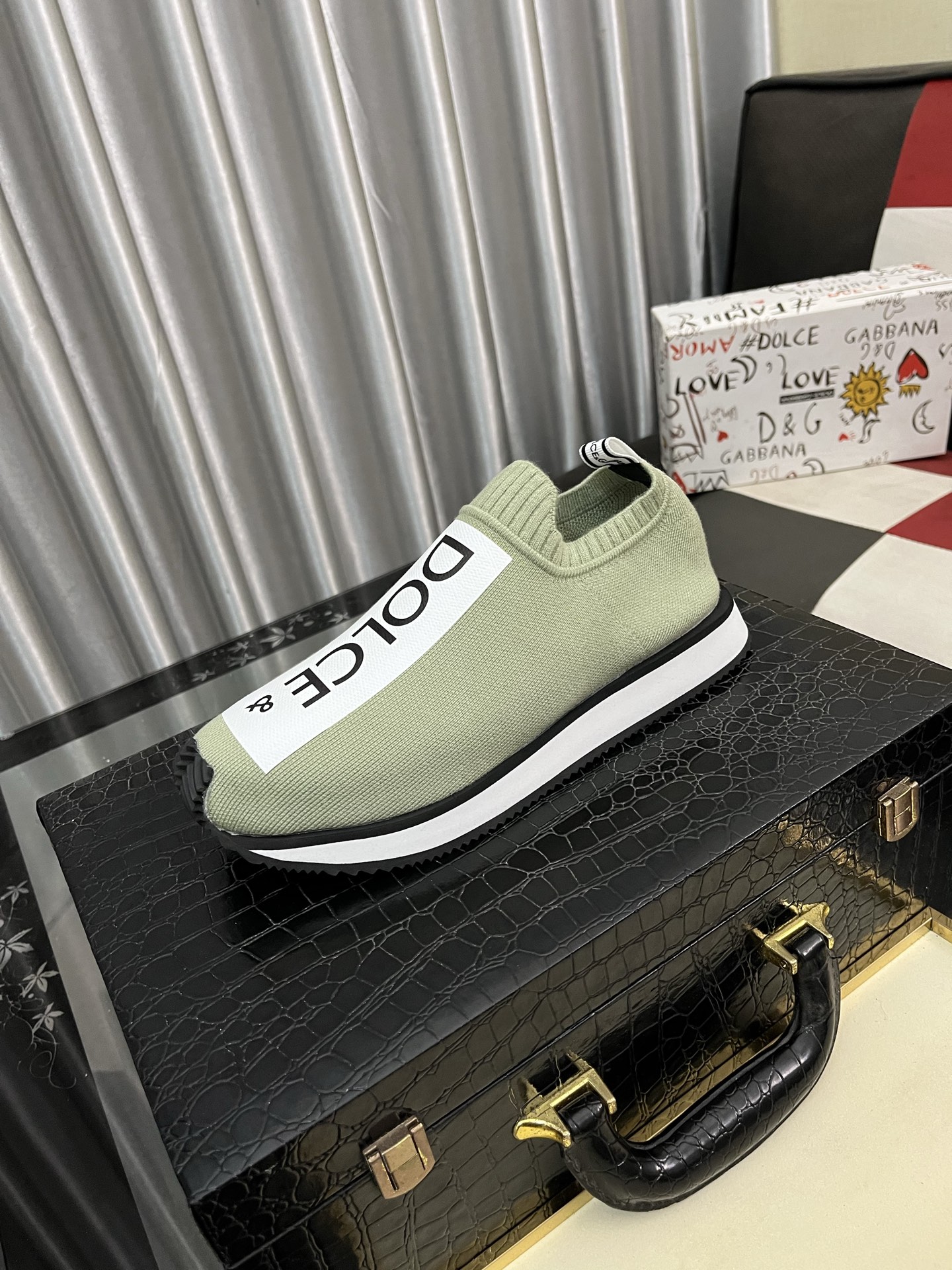 NO:284425,[DG~] Couple casual shoes are available at the same time in 2025z cabinet. Size: 35-46# 1 color upper is made of multi-material spliced ​​leather inner lining, comfortable and breathable, original sole is comfortable and wear-resistant, real-life shooting is even better, Dolce & Gabbana19860909【DG～】情侣装休闲鞋 2025z柜同步发售 码数:35-46# 1个颜色鞋面选用多材质拼接真皮内里,舒适透气,鞋底原版舒适耐磨大底,实物拍摄实物更赞,,Dolce&Gabbana,Men's shoes