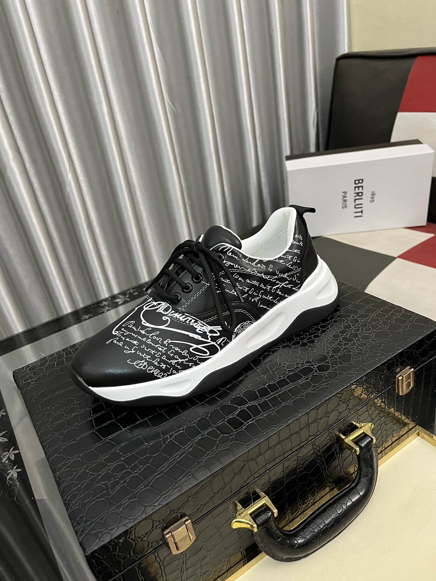 NO:284429,Berlui/Bruti Bruti hand-painted casual leather shoes, imported special cowhide surface polishing effect, combined with genuine leather laser engraving pattern, showing luxurious craftsmanship, special mold rubber sole for cowhide inner lining, special for upper laser brand, plain toe style design, simple and elegant, shoe tongue 1895 logo badge details Size38-44,,cowhide19860909Berlui/布鲁缇布鲁提手工擦色休闲皮鞋,进口专用牛皮面擦色效果,配合真皮镭射雕刻图案 尽显奢华工艺 牛皮内里专用模具橡胶大底 鞋面雷射品牌专用 素面鞋头风格设计 简约不失气质 鞋舌1895logo徽章细节  Size38-44,,cowhide,Men's shoes