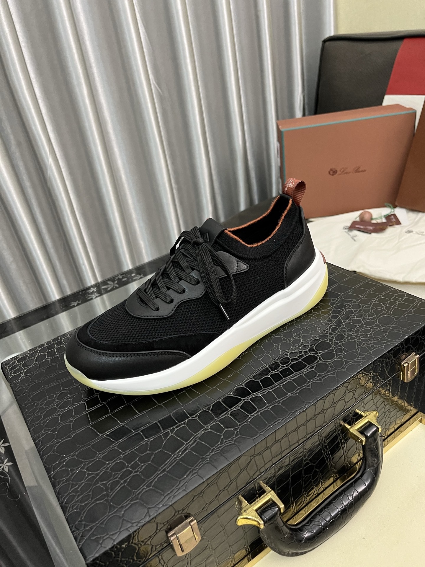 NO:284660,Loro Piana - Nou Piana LP classic casual shoes, men's lace-up casual shoes, high-quality light and comfortable fabrics, outdoor casual, young and energetic color matching, imported Italian deer leather, and are excellent with sportswear or casual suits!  Number of codes 38-446 colors available, loro piana, loro piana, sneakers, business suit19860909Loro Piana —诺优翩雅 LP 经典款休闲鞋,男士系带休闲鞋运动鞋,高品质轻便舒适面料,户外休闲均可,配色年轻又有活力,鞋面意大利进口鹿皮,搭配运动装或休闲西装都超赞！ 码数38-446色可选,,loro piana,loro piana,sneakers,business suit,Men's shoes