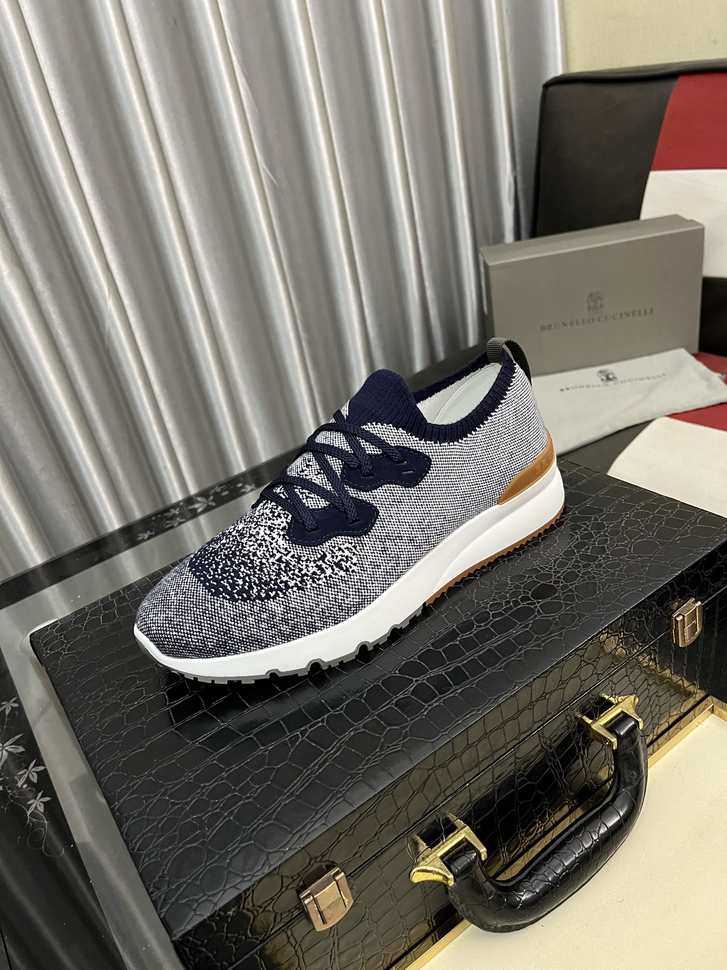 NO:744665,New Brunello Cucinelli spring and summer lace-up casual sports shoes for men. BC is the world's top luxury brand from Italy. Breathable fly-knit cashmere upper. High-temperature fused TPU on the upper. Unique design. Simple yet individual. Elastic and super-elastic Jiaji cloth at the shoe collar + universal stitching embellishment. The lining is white benzene-dyed special calfskin + 0.5mm round punching design. The foot pads are highly elastic foam and the cowhide lining is aligned. The upper foot is comfortable, breathable and not stuffy. The TPU+PU outsole is integrated.  The shoe box adopts the original drawer type and comes with a shoe storage bag. Size: 38-444 colors available, brunello cucinelli, cowhide19860909新品Brunello Cucinelli春夏系带休闲运动男鞋 BC来自意大利的世界顶级奢侈品牌 鞋面透气飞织羊绒面 鞋面高温熔断TPU 独特设计 简约不失个性 鞋口松紧超弹佳集布+万能针车点缀 内里是本白色苯染专用小牛皮+0.5mm圆形冲孔设计 脚垫高弹发泡与牛里对贴 上脚舒服透气不闷脚 TPU+PU大底一体成型 鞋盒采用原版抽屉式 配鞋履收纳袋 码数:38-444色可选,,brunello cucinelli,cowhide,Men's shoes