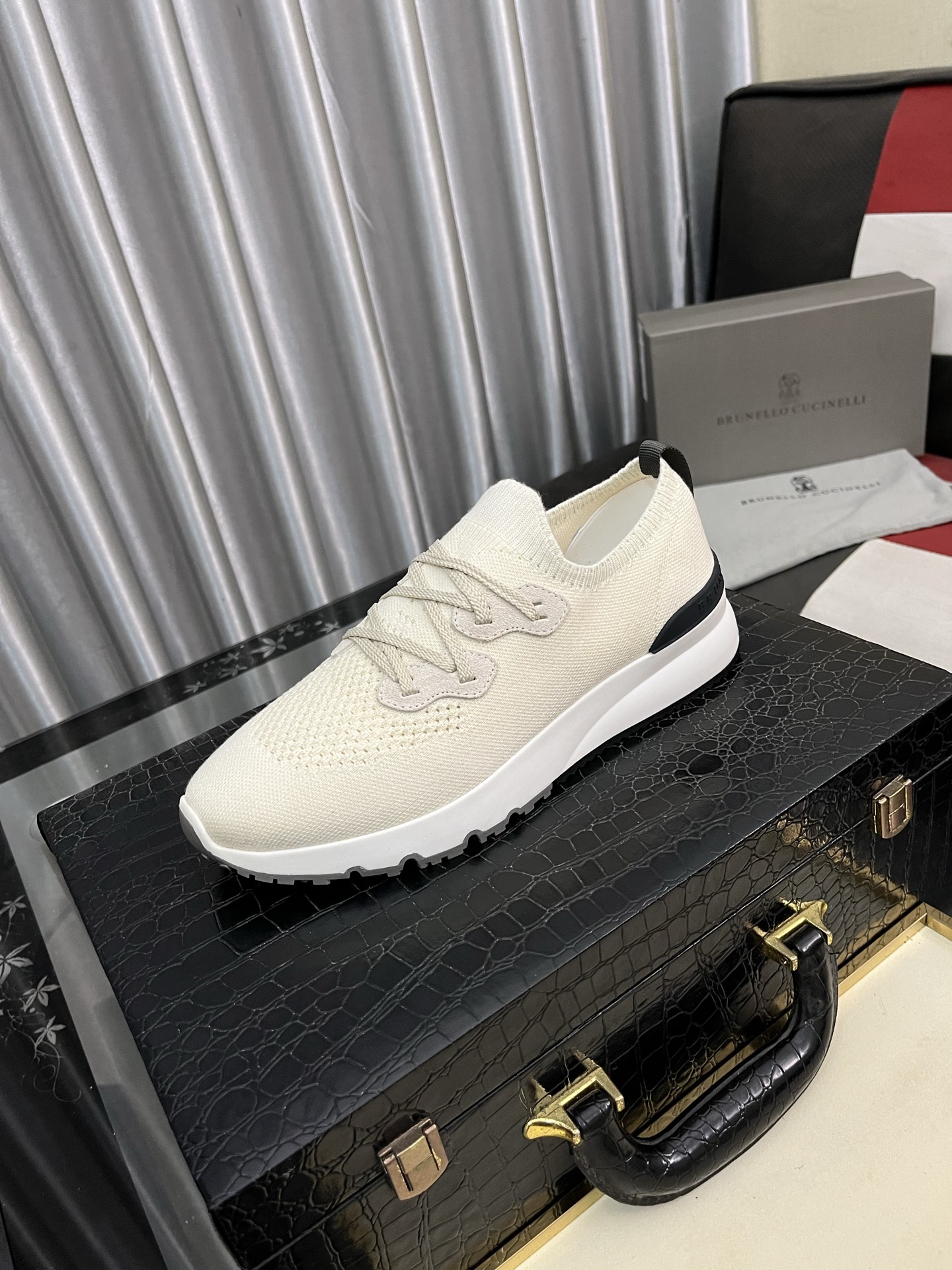 NO:744658,New Brunello Cucinelli spring and summer lace-up casual sports shoes for men. BC is the world's top luxury brand from Italy. Breathable fly-knit cashmere upper. High-temperature fused TPU on the upper. Unique design. Simple yet individual. Elastic and super-elastic Jiaji cloth at the shoe collar + universal stitching embellishment. The lining is white benzene-dyed special calfskin + 0.5mm round punching design. The foot pads are highly elastic foam and the cowhide lining is aligned. The upper foot is comfortable, breathable and not stuffy. The TPU+PU outsole is integrated.  The shoe box adopts the original drawer type and comes with a shoe storage bag. Size: 38-445 colors available, brunello cucinelli, cowhide19860909新品Brunello Cucinelli春夏系带休闲运动男鞋 BC来自意大利的世界顶级奢侈品牌 鞋面透气飞织羊绒面 鞋面高温熔断TPU 独特设计 简约不失个性 鞋口松紧超弹佳集布+万能针车点缀 内里是本白色苯染专用小牛皮+0.5mm圆形冲孔设计 脚垫高弹发泡与牛里对贴 上脚舒服透气不闷脚 TPU+PU大底一体成型 鞋盒采用原版抽屉式 配鞋履收纳袋 码数:38-445色可选,,brunello cucinelli,cowhide,Men's shoes