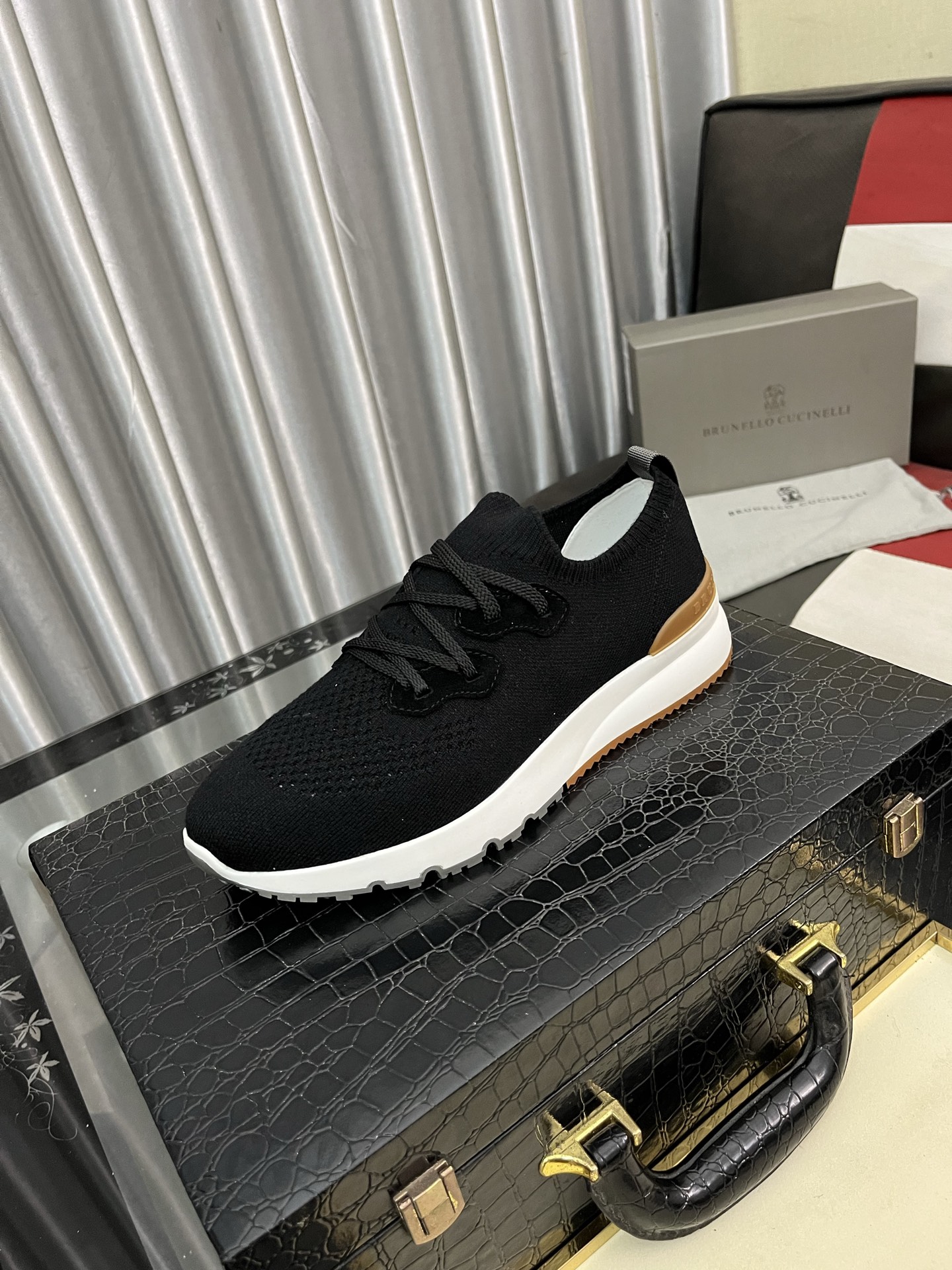 NO:347808,New Brunello Cucinelli spring and summer lace-up casual sports men's shoes BC from Italy The world's top luxury brand is breathable and the upper is blown and woven cashmere face, the upper is high-temperature fused TPU, unique design, simple and unique, the shoe mouth is elastic and super elastic and integrated cloth + universal needle car embellishment, the inner lining is white benzene dyed special calfskin + 0.5mm round punching design, the foot cushion is high and elastic and foam is sticking with the cow lining, comfortable and breathable, TPU+PU outsole is integrated into one, the shoe box is original drawer type, with shoe storage bag, size: 38-445 colors available, brunello cucinelli,cowhide19860909新品Brunello Cucinelli春夏系带休闲运动男鞋 BC来自意大利的世界顶级奢侈品牌 鞋面透气飞织羊绒面 鞋面高温熔断TPU 独特设计 简约不失个性 鞋口松紧超弹佳集布+万能针车点缀 内里是本白色苯染专用小牛皮+0.5mm圆形冲孔设计 脚垫高弹发泡与牛里对贴 上脚舒服透气不闷脚 TPU+PU大底一体成型 鞋盒采用原版抽屉式 配鞋履收纳袋 码数:38-445色可选,,brunello cucinelli,cowhide,Men's shoes