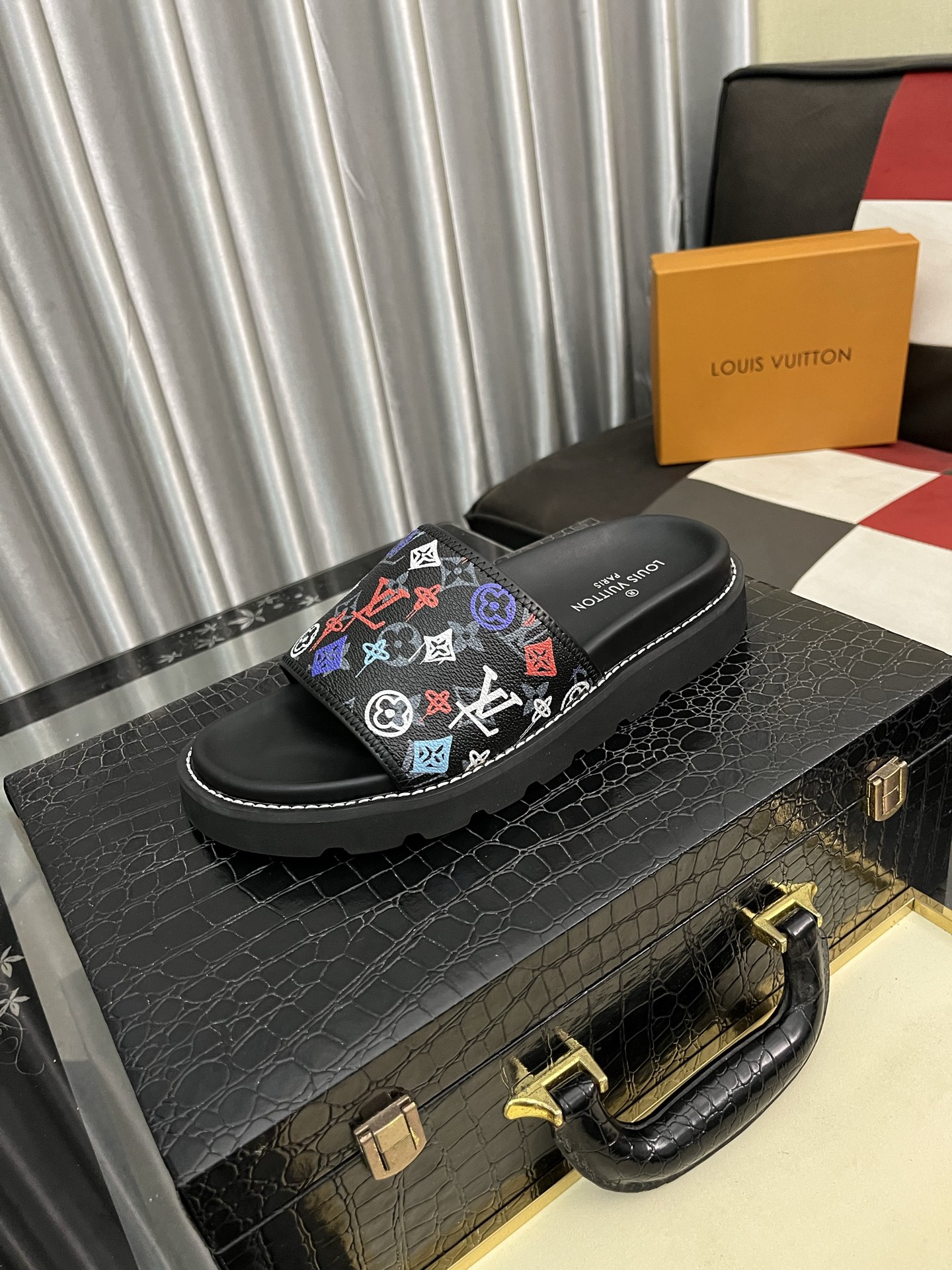 NO:347840,Louis Vuitton LV slippers] (high-end cowhide) counter 11 fashion style must-have in summer!  The designer used LV's iconic outsole, which immediately made the originally simple slippers look very fashionable!  The upper is made of flexible special cowhide belts, and the workmanship is exquisite!  A must-have for handsome men in summer, 38-442 colors available, louis vuitton, louis vuitton, slippers, cowhide19860909路易威登LV拖鞋】（高端牛皮)专柜11时尚风范 夏季必备！设计师运用了LV 标志性的大底.使得原本简单的拖鞋立刻变得潮范十足！鞋面采用柔韧的专用牛皮带相间搭配,做工考究！型男过夏天必备,码数 38-442色可选,,louis vuitton,louis vuitton,slippers,cowhide,Men's shoes