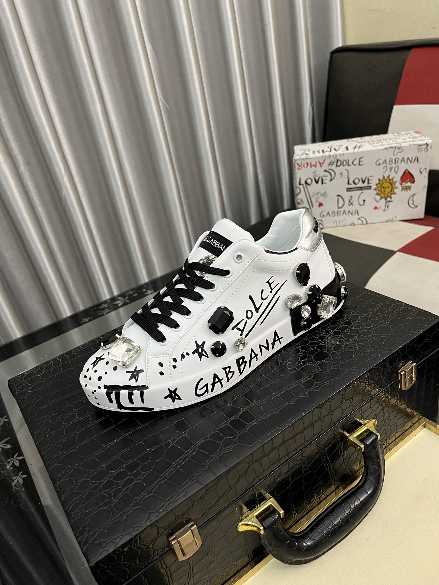 NO:348705,【DG】The latest official website casual and men's shoes are imported from the original single quality cowhide sheep [Deyi] On the material workmanship is better than the highest quality shipment of all versions in the market. The real shot is, the imported fabric highlights the unique charm of the brand's shoelaces are also original customized classic lace shoes. It is very comfortable to wear, size 35-46, cowhide19860909【DG】最新官网休闲、男鞋原单品质进口牛皮羊里[得意]论材料做工完胜市场所有版本最高品质出货 实物拍摄,面料进口凸显品牌独特魅力鞋带也是原版定制经典系带款鞋 上脚十分舒适 、码数35-46,,cowhide,Men's shoes