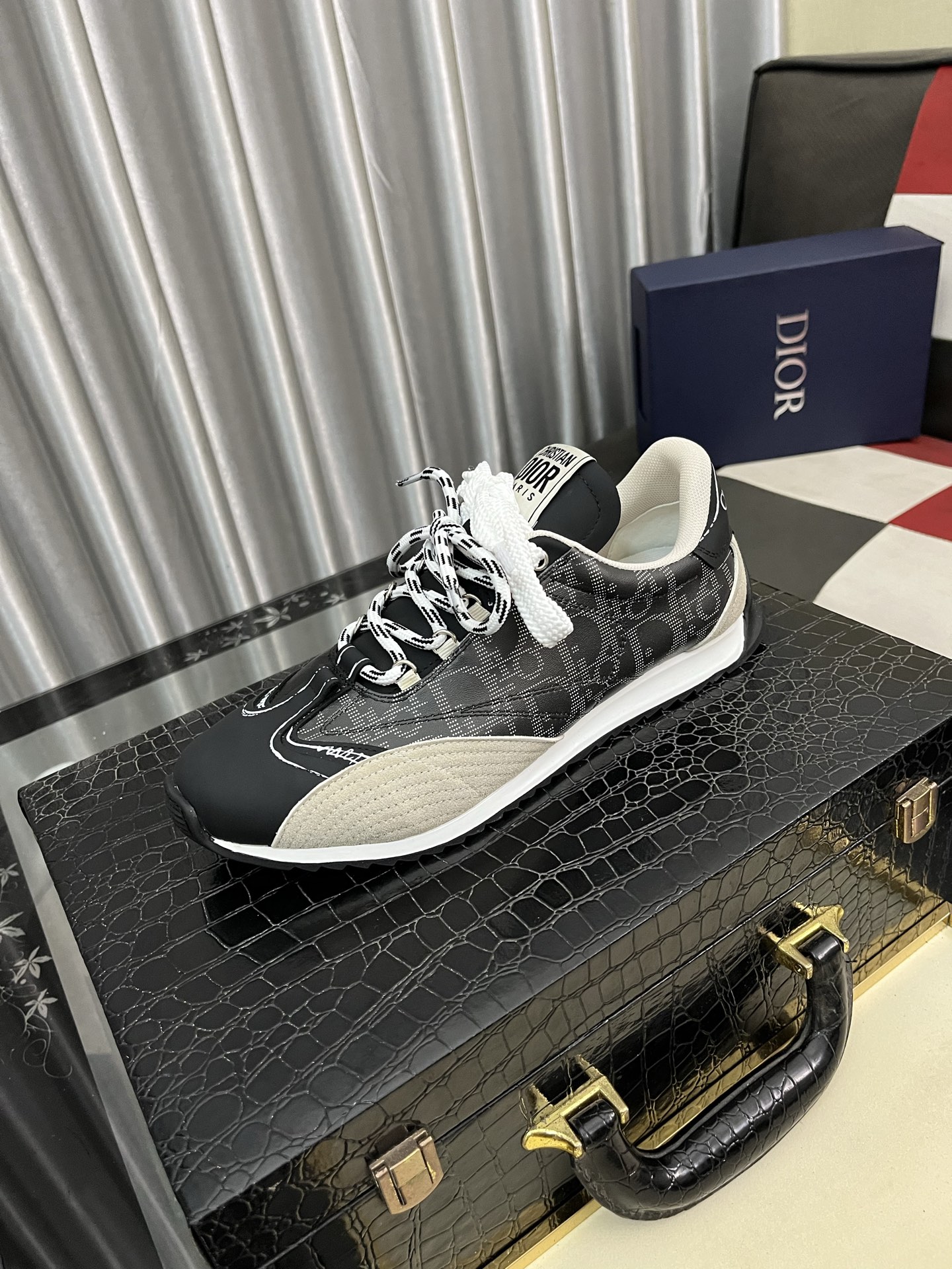 NO:350764,Dior original single quality. ~ Unique modern style sneakers. Casual shoes must-have for men. Italian imported original brand, imported original leather, Yangli (refuse to remove and polish the feet) sole original factory special original sole, French lazy style design, foot fitting on the original single quality, super comfortable original sole. Just like the real thing is more beautiful. Number of 38-444 colors available, dior, sneakers19860909迪奥 原单品质.～ 独特现代风运动鞋.休闲鞋潮男必备款 意大利进口原版品牌,进口原版皮,羊里（拒绝脱色磨脚）鞋底原厂特供原版底,法国懒人风格设计 贴脚 在贴原单品质 超舒服原版底 .就好像实物拍摄实物更赞 码数38-444色可选,,dior,sneakers,Men's shoes