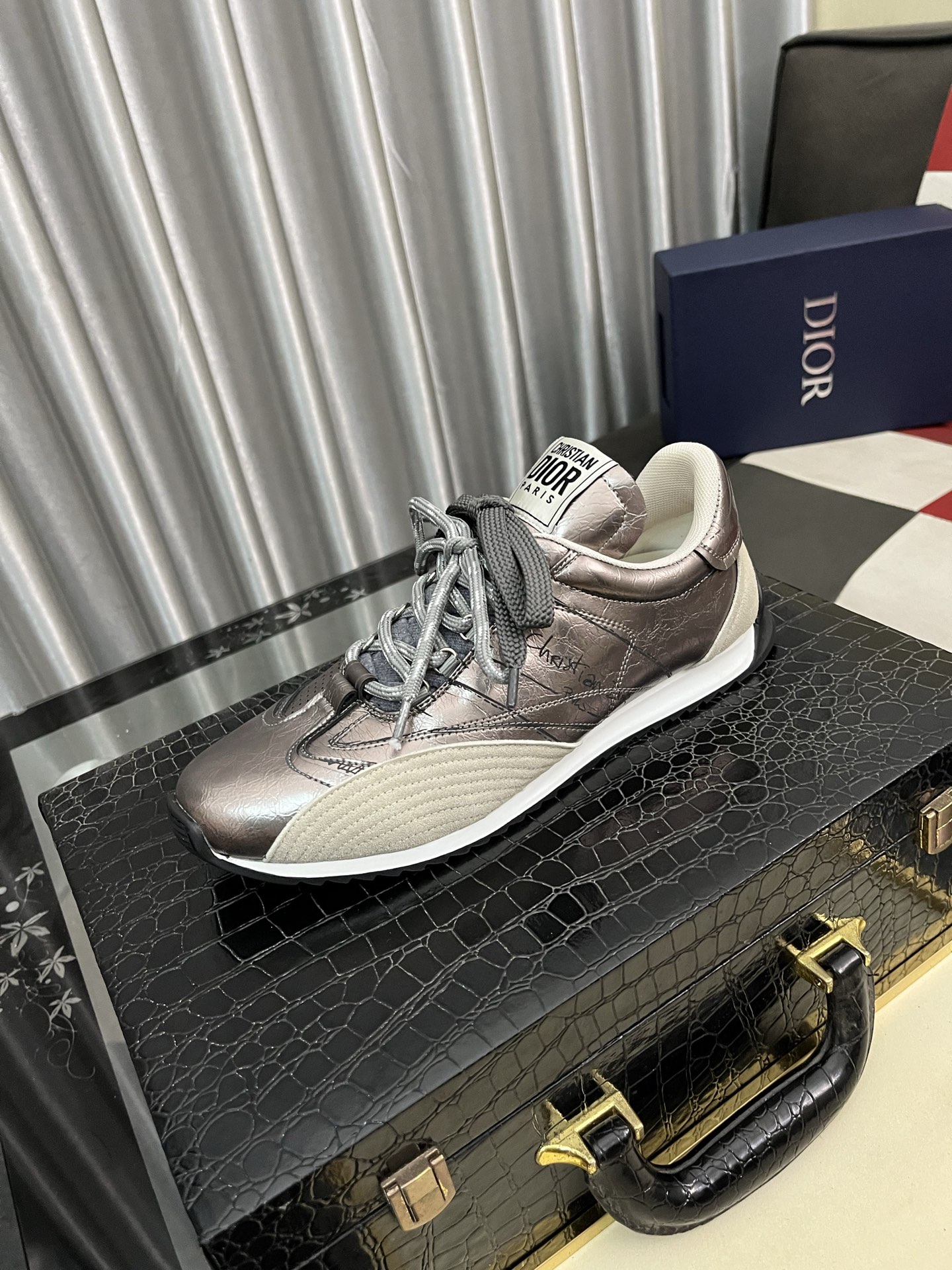 NO:350780,Dior original single quality. ~ Unique modern style sneakers. Casual shoes must-have for men. Italian imported original brand, imported original leather, sheep (refuse to remove and polish the feet) sole original factory special supply original sole, French lazy style design, foot fitting on the original single quality, super comfortable original sole. Just like the real thing is more beautiful. Number of 38-442 colors available, dior, sneakers19860909迪奥 原单品质.～ 独特现代风运动鞋.休闲鞋潮男必备款 意大利进口原版品牌,进口原版皮,羊里（拒绝脱色磨脚）鞋底原厂特供原版底,法国懒人风格设计 贴脚 在贴原单品质 超舒服原版底 .就好像实物拍摄实物更赞 码数38-442色可选,,dior,sneakers,Men's shoes