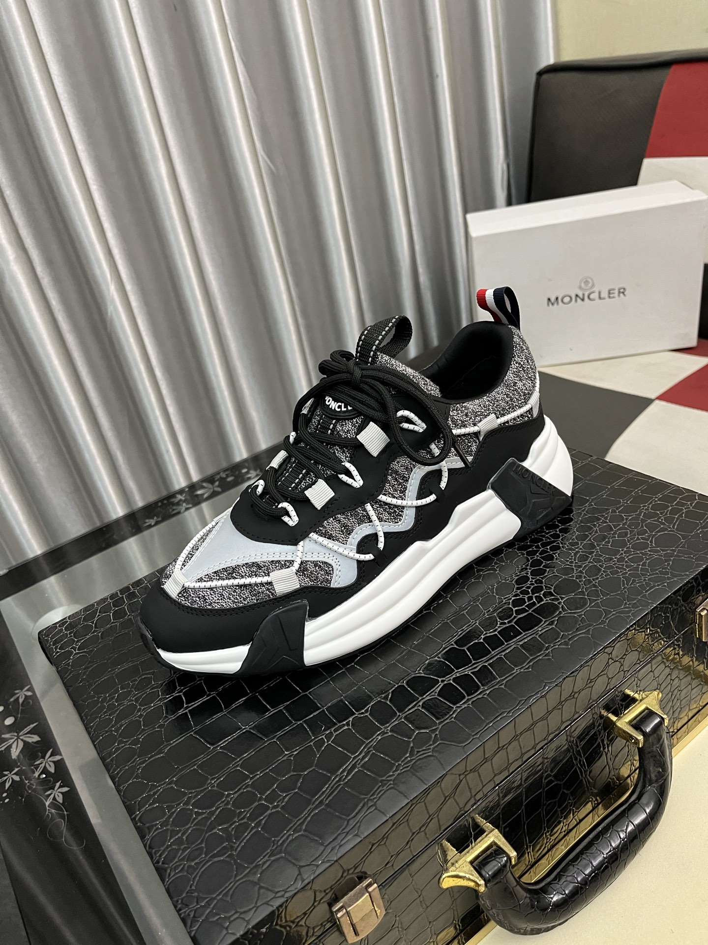 NO:350826,【MONCLER】The same style as the mask on the official website, high-quality men's shoes, customized material, calf leather, mesh breathable inner leather insole, original open molded outsole style, men's casual sneakers, lace-up men's shoes series, European and American trendy style, random matching, comfortable feet, standard size, men's size 38-46,, Moncler, sneakers, cowhide19860909【MONCLER】蒙口、官网同款 高品质男鞋 材料定制小牛皮 网布透气内里真皮鞋垫 原版开模大底款式类型男士休闲运动鞋 系带款男鞋系列 欧美潮流风格 随意搭配 脚感舒适、标准码男码38-46,,Moncler,sneakers,cowhide,Men's shoes