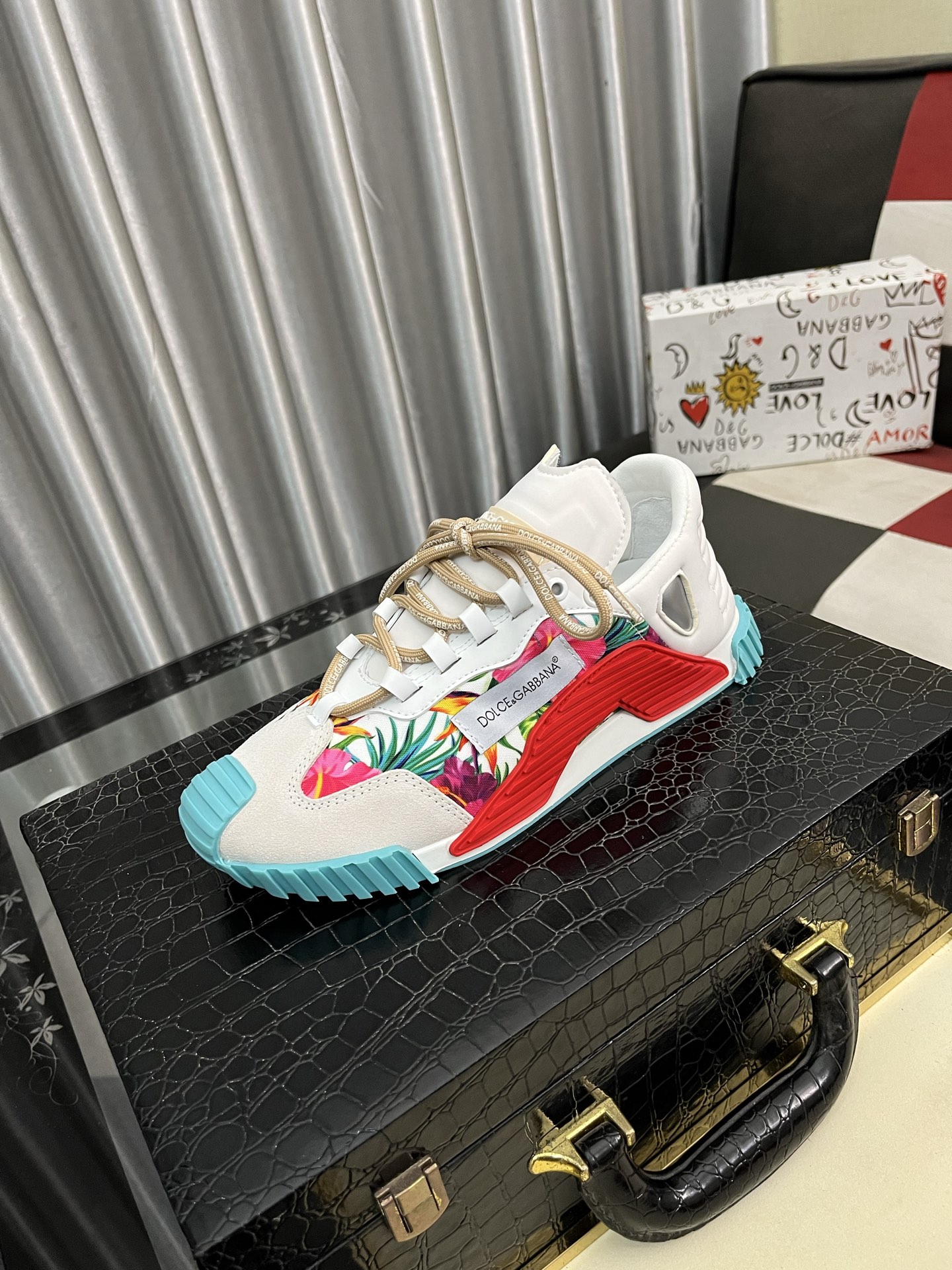 NO:350868,【DG】The latest official website, high-top casual, men's shoes, original single quality imported cowhide sheep [Deyi] On the material workmanship is better than all versions of the market, the highest quality shipment is sold in real photos, the imported fabric highlights the unique charm of the brand, and the shoelaces are also original customized classic lace shoes. It is very comfortable to wear, size 35-46, cowhide19860909【DG】最新官网高帮休闲、男鞋原单品质进口牛皮羊里[得意]论材料做工完胜市场所有版本最高品质出货 实物拍摄,面料进口凸显品牌独特魅力鞋带也是原版定制经典系带款鞋 上脚十分舒适 、码数35-46,,cowhide,Men's shoes