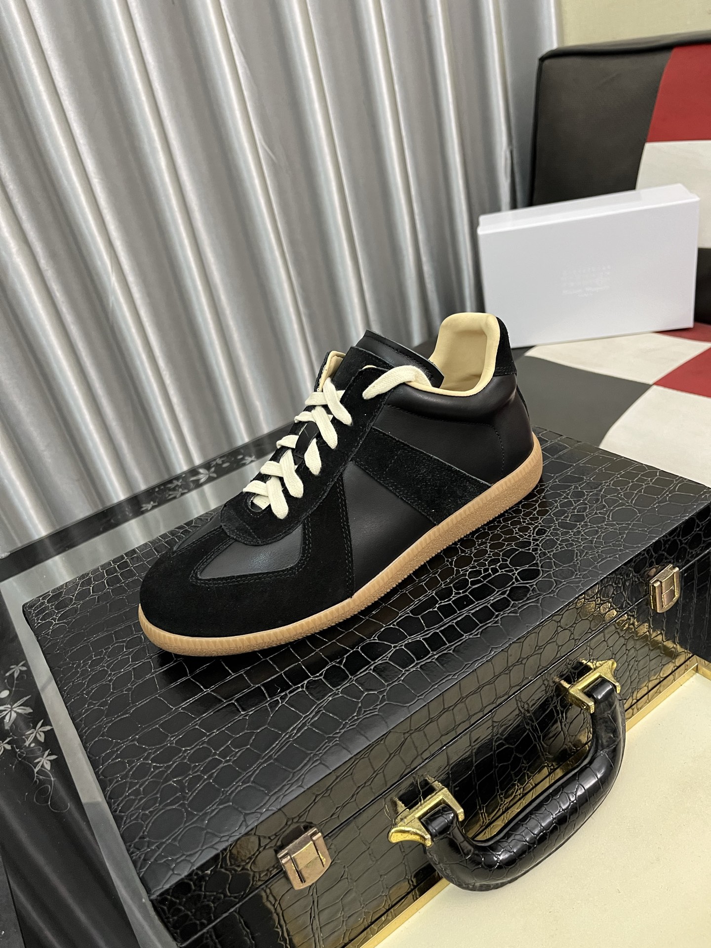 NO:345697,MM6 retro genius shoes. This pair of replica is a cowhide-split shoe. The overall shoe shape is very simple and retro. It is a pair of casual shoes that are suitable for quality and are very comfortable to wear. The upper is imported cowhide fur splicing, and the top layer of cowhide inner!  Size38-445 colors available,masion margiela,cowhide19860909MM6复古德训鞋 这双replica是牛皮拼接的德训鞋 鞋型整体特别简约复古 是一双适合和质量并存的休闲鞋 上脚巨舒服 鞋面进口牛皮翻毛皮拼接,头层牛皮内里！ Size38-445色可选,,masion margiela,cowhide,Men's shoes