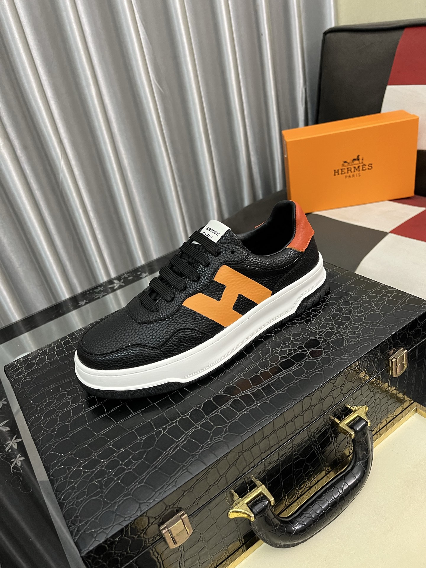 NO:345714,HERME* Hermes fashion casual sneakers, sophisticatedly created, layered upper with clear lines, sheepskin inner foot pads, lightweight high-end sole. Light luxury style, retro comfortable round toe, breathable and not stuffy on the upper, simple and atmospheric, comfortable and trendy on the feet!  Number of 38443 colors available, hermes, hermes, sneakers, sheepskin19860909HERME*爱马仕时尚休闲运动鞋,精工打造,叠层设计鞋面线条感层次分明,羊皮内里脚垫,轻质高端大底.轻奢风格,复古的舒适圆头,鞋面透气不闷脚,简约大气,上脚舒适富有潮流感！码数38443色可选,,hermes,hermes,sneakers,sheepskin,Men's shoes